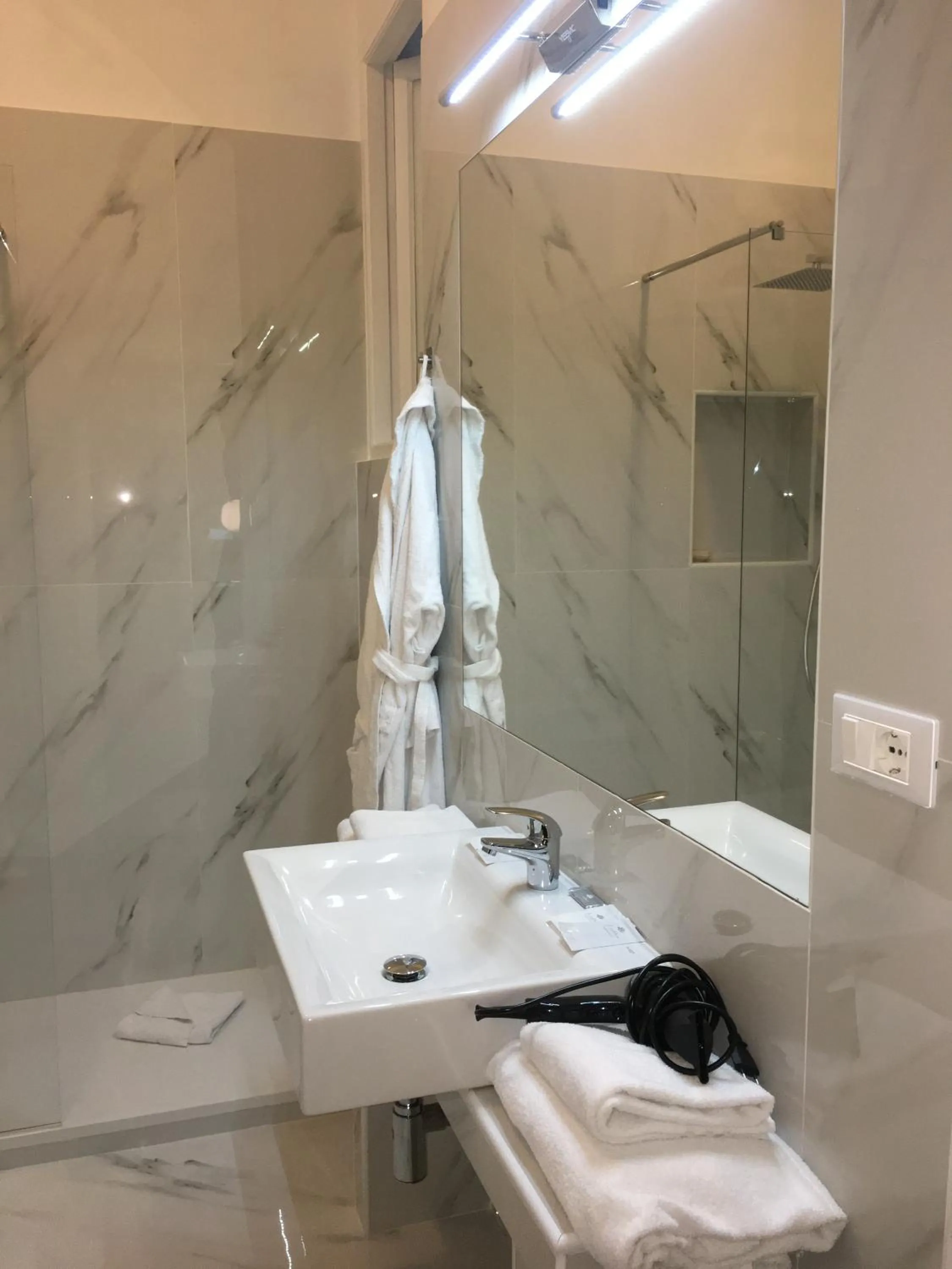 Shower in Affreschi Su Roma Luxury B&B