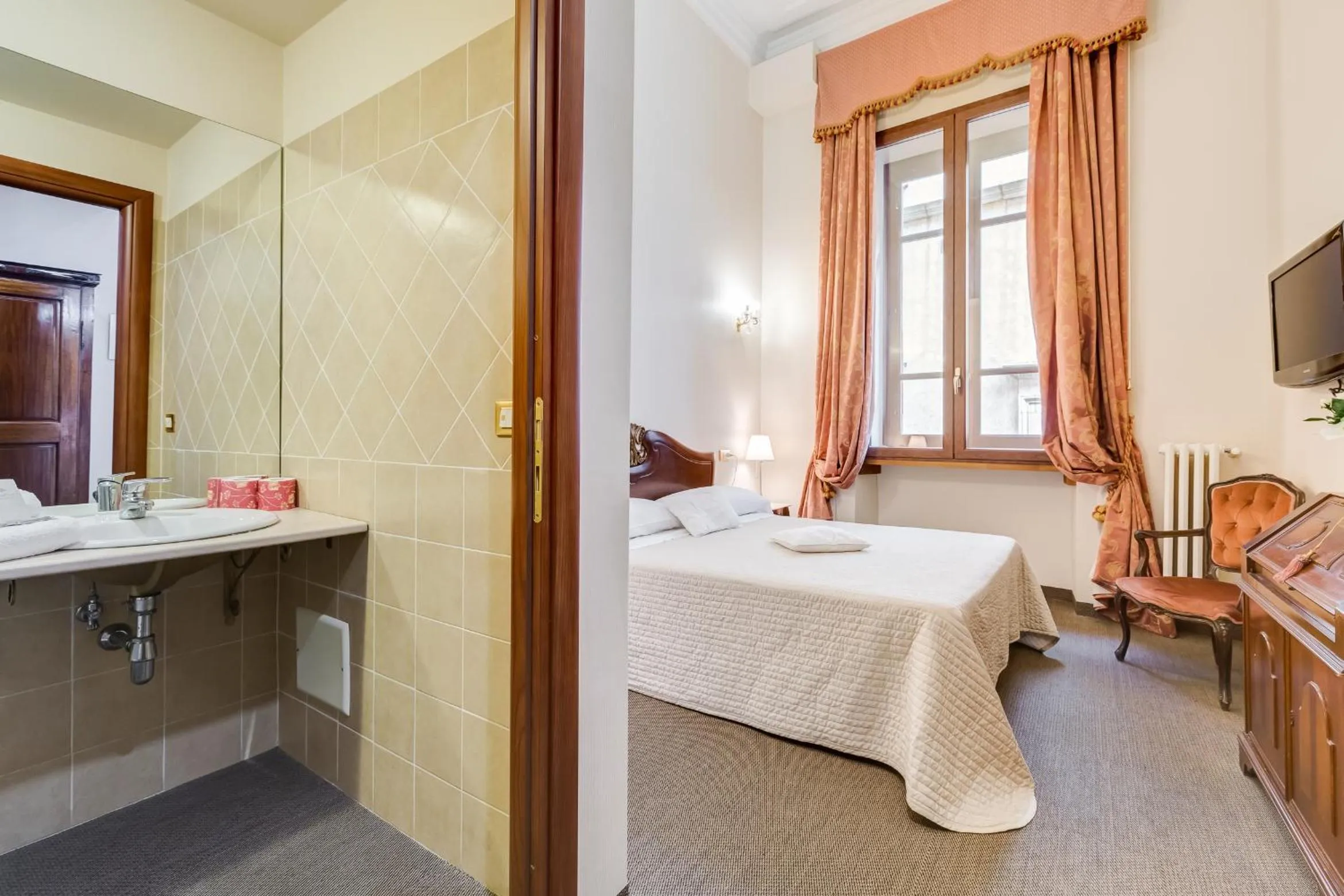 Photo of the whole room, Bed in Affreschi Su Roma Luxury B&B