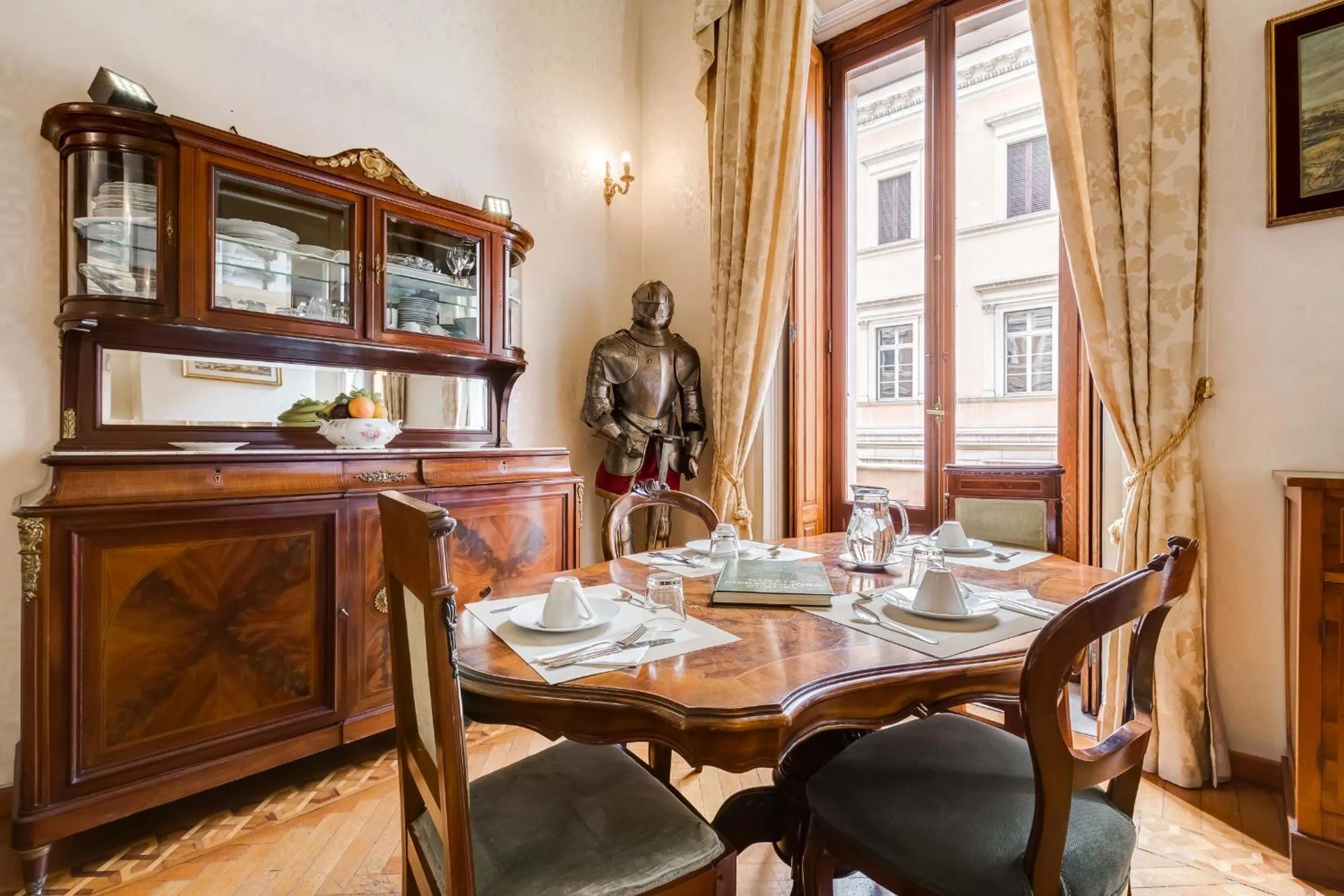 Decorative detail in Affreschi Su Roma Luxury B&B