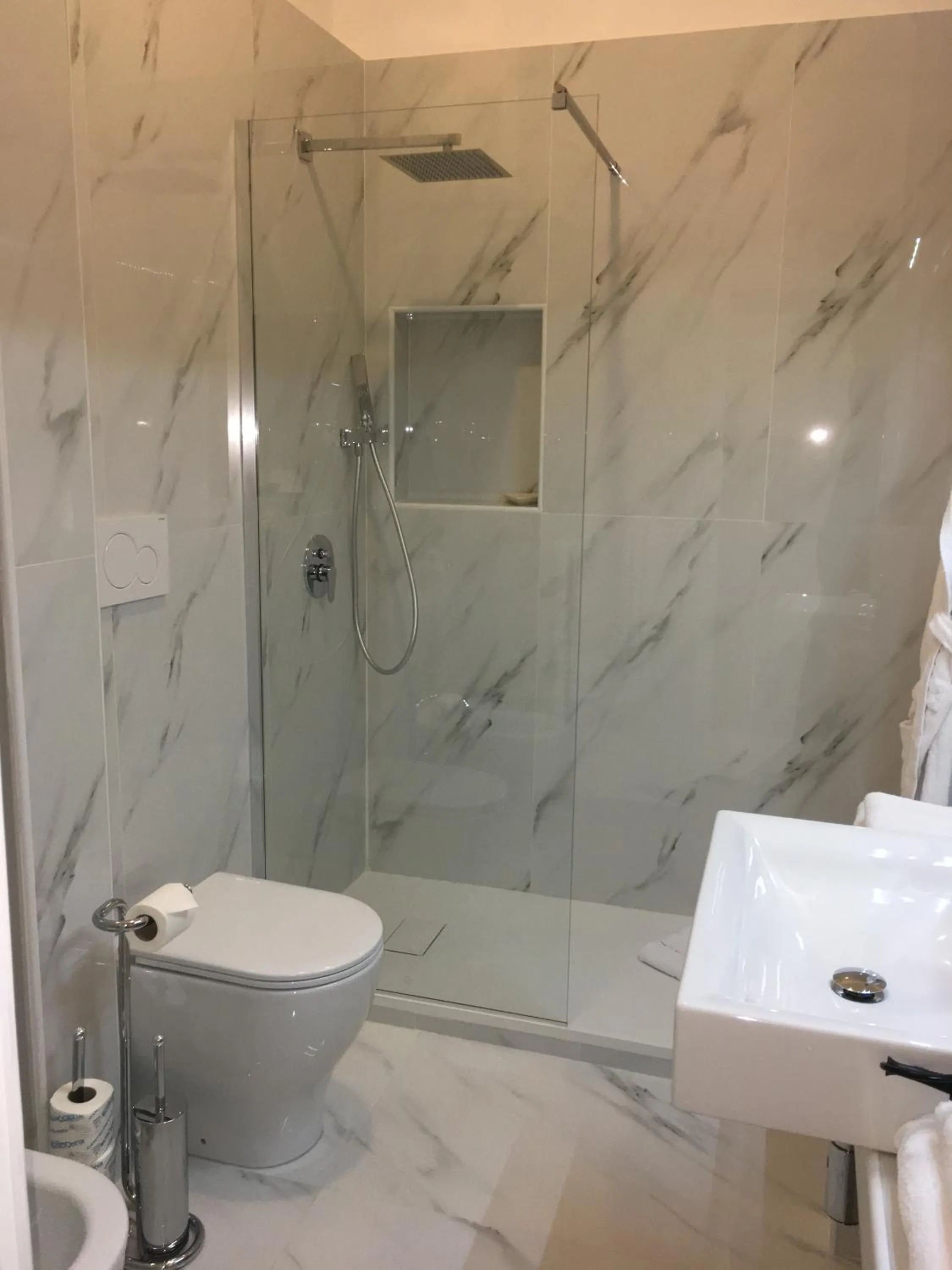 Shower in Affreschi Su Roma Luxury B&B