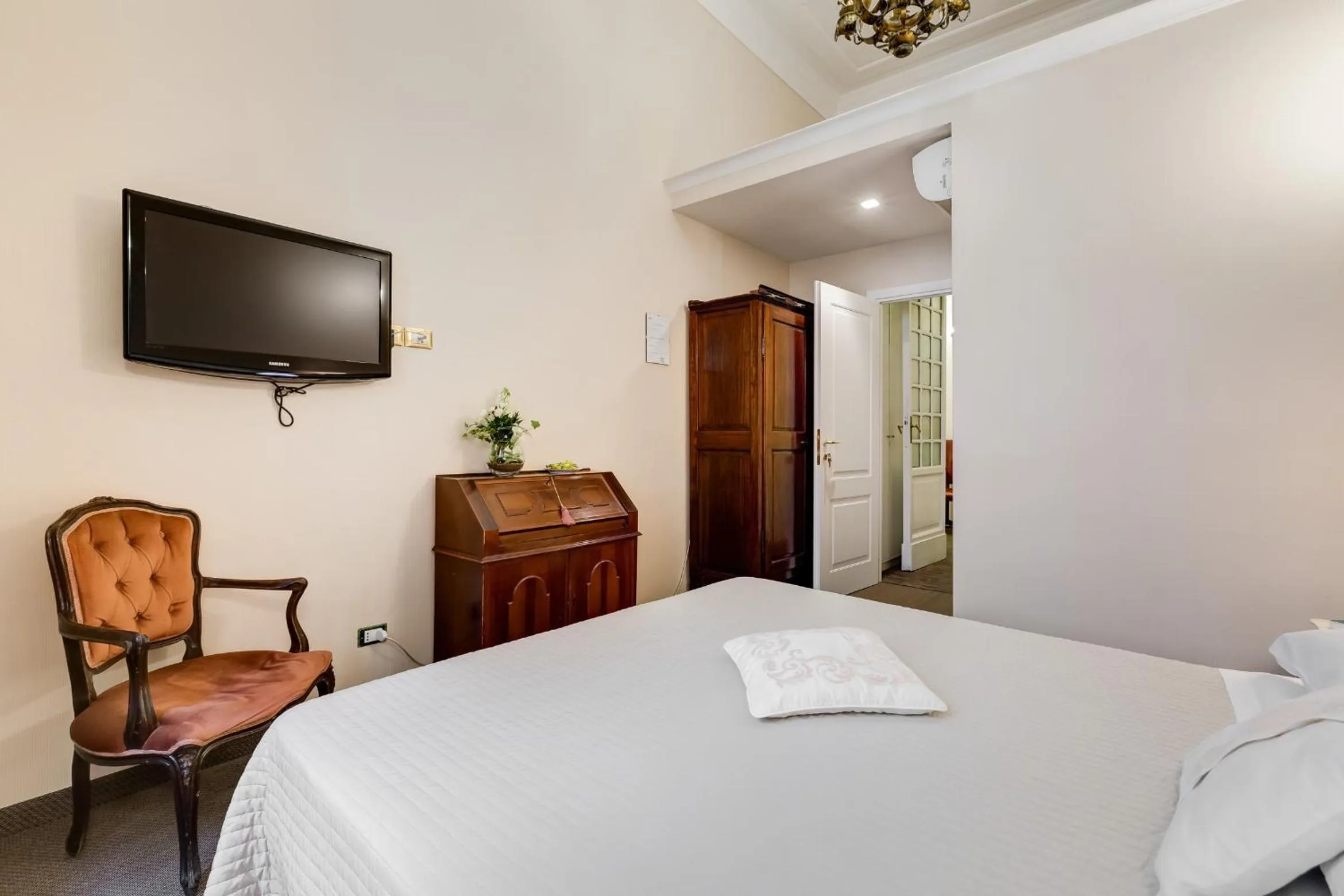 Photo of the whole room, Bed in Affreschi Su Roma Luxury B&B