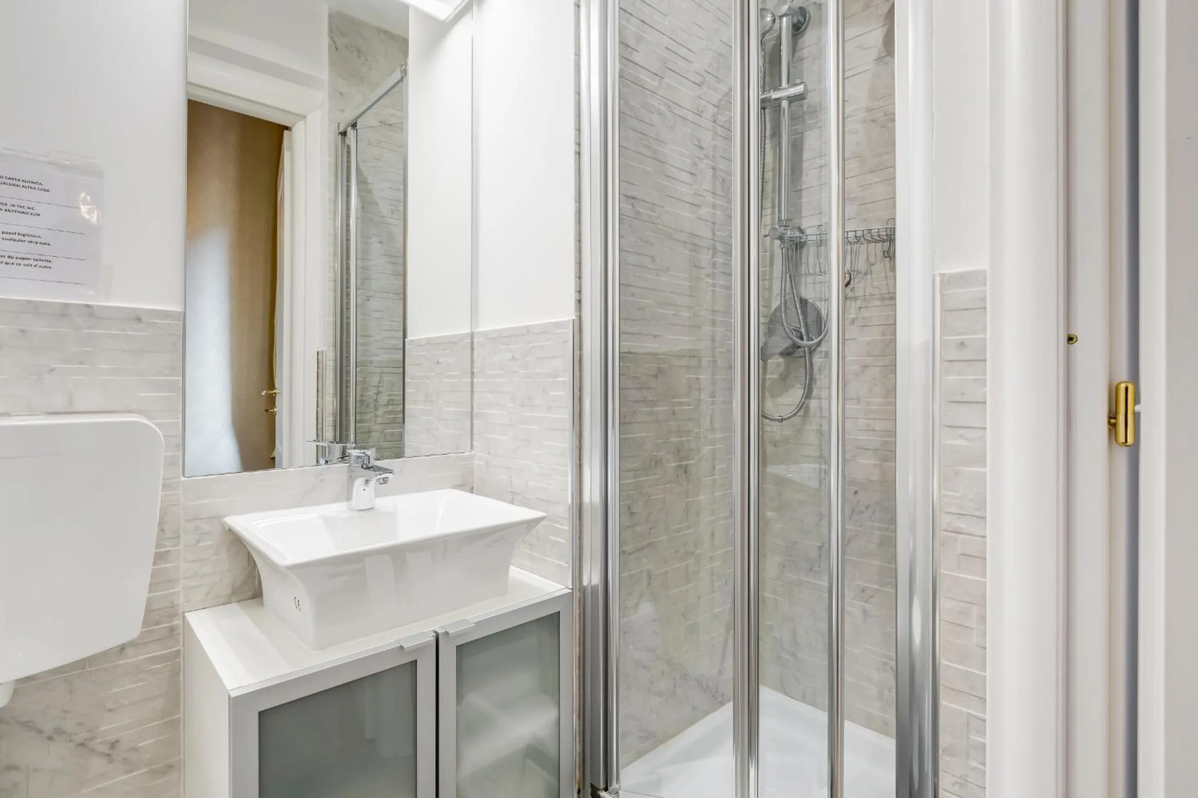 Shower in Affreschi Su Roma Luxury B&B