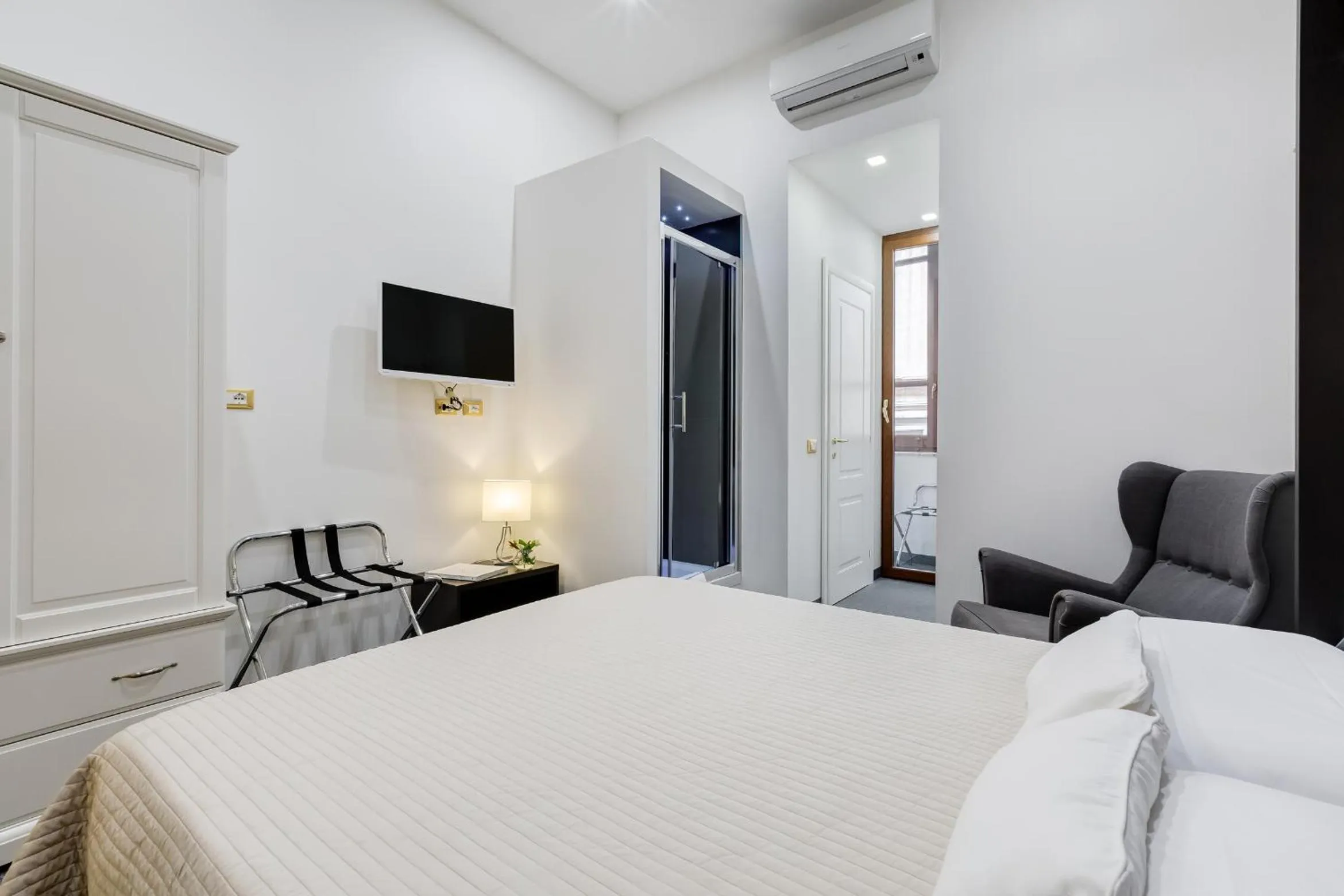 Photo of the whole room, Bed in Affreschi Su Roma Luxury B&B