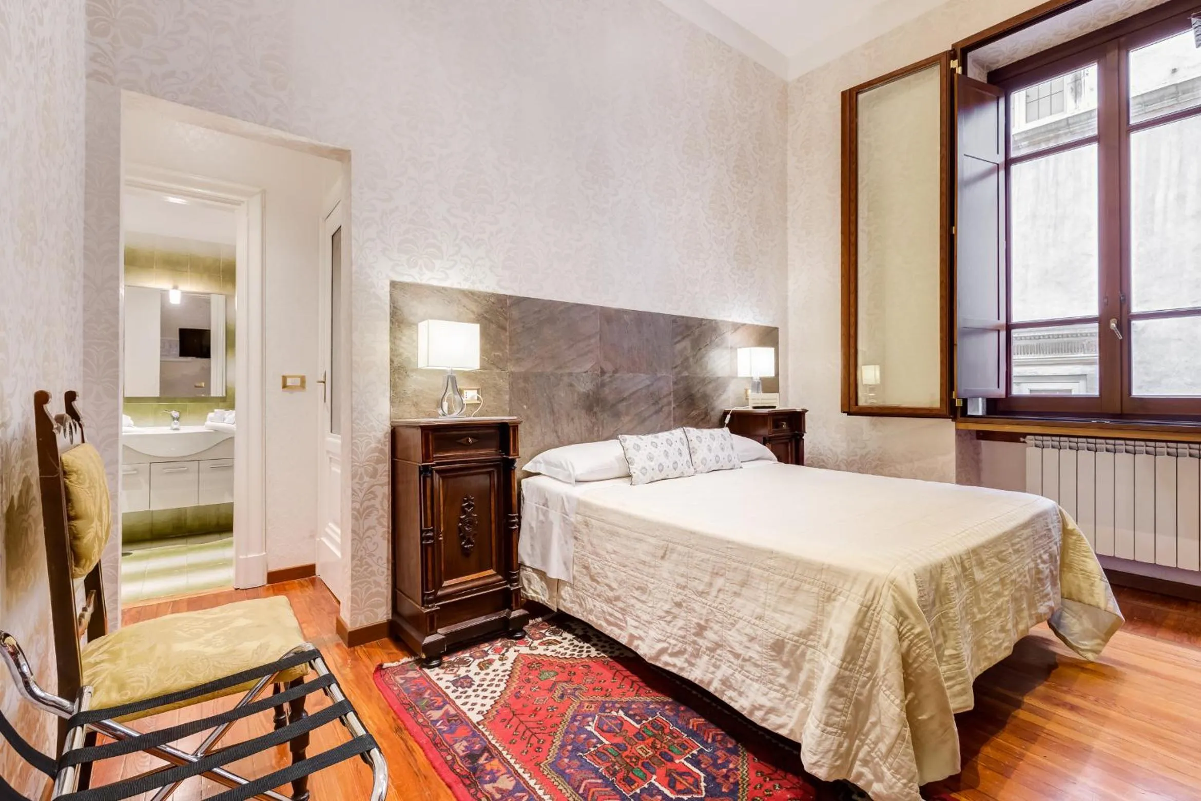 Photo of the whole room, Bed in Affreschi Su Roma Luxury B&B