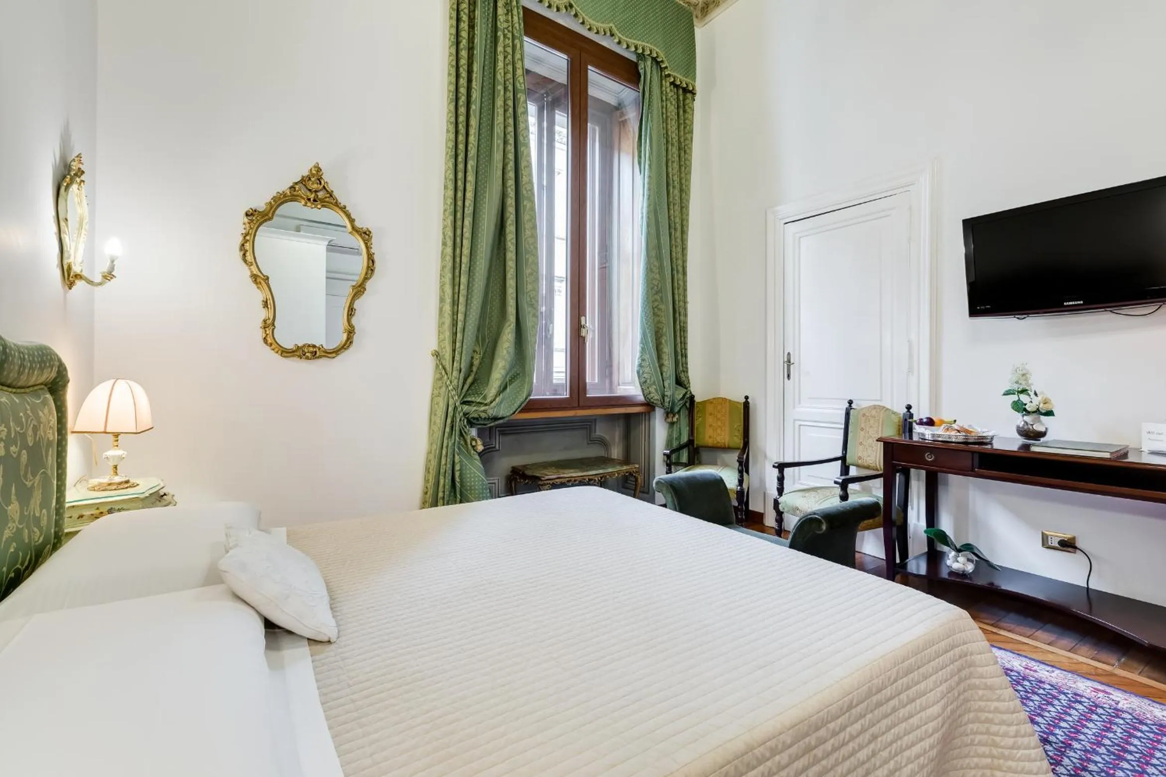 Photo of the whole room, Bed in Affreschi Su Roma Luxury B&B