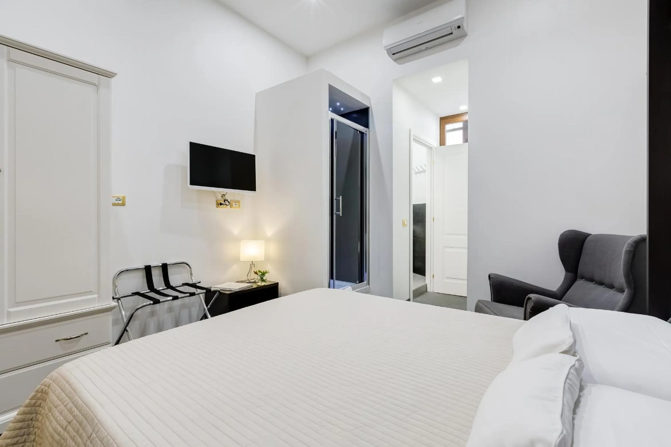 Photo of the whole room, Bed in Affreschi Su Roma Luxury B&B