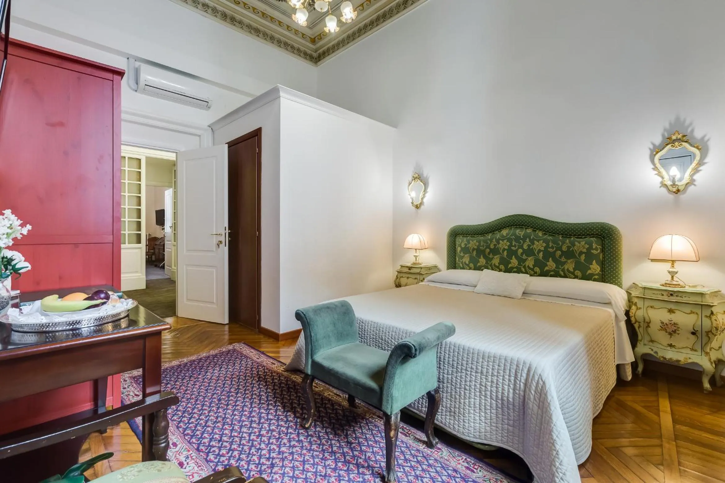 Photo of the whole room, Bed in Affreschi Su Roma Luxury B&B