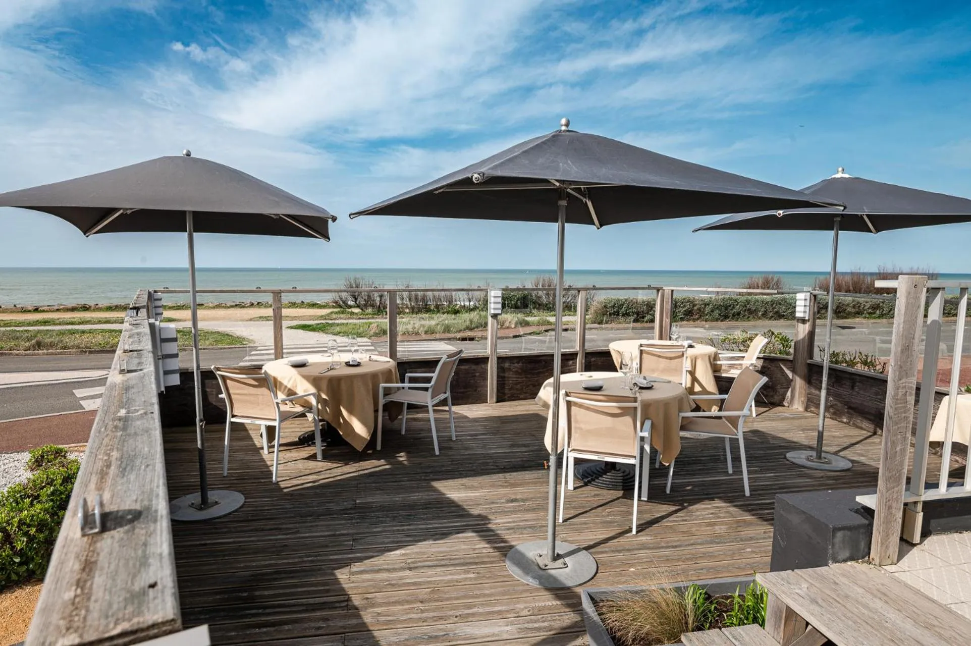 Patio in Logis Hôtellerie Les Brisants , Restaurant J M Perochon