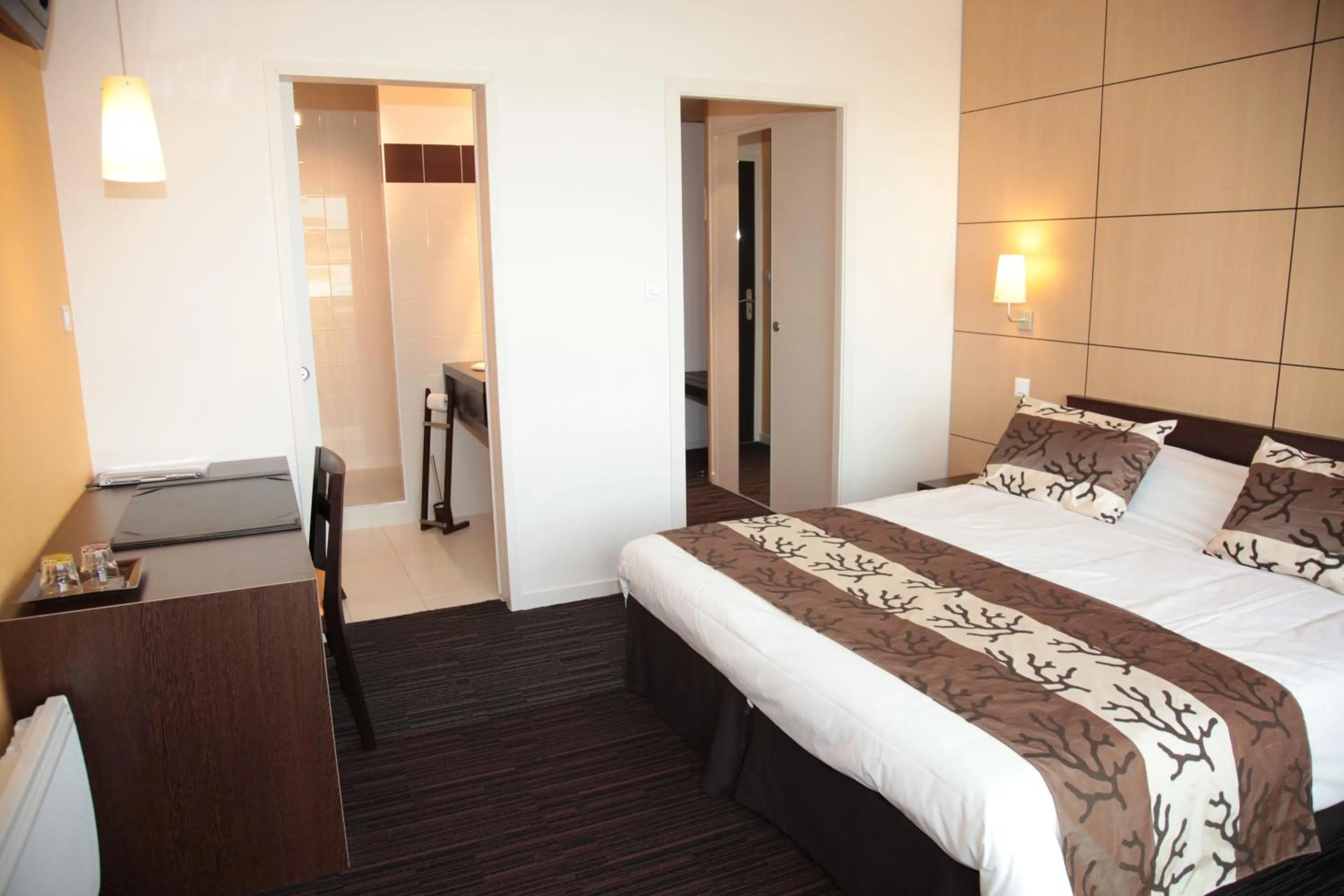 Garden view, Bed in Logis Hôtellerie Les Brisants , Restaurant J M Perochon