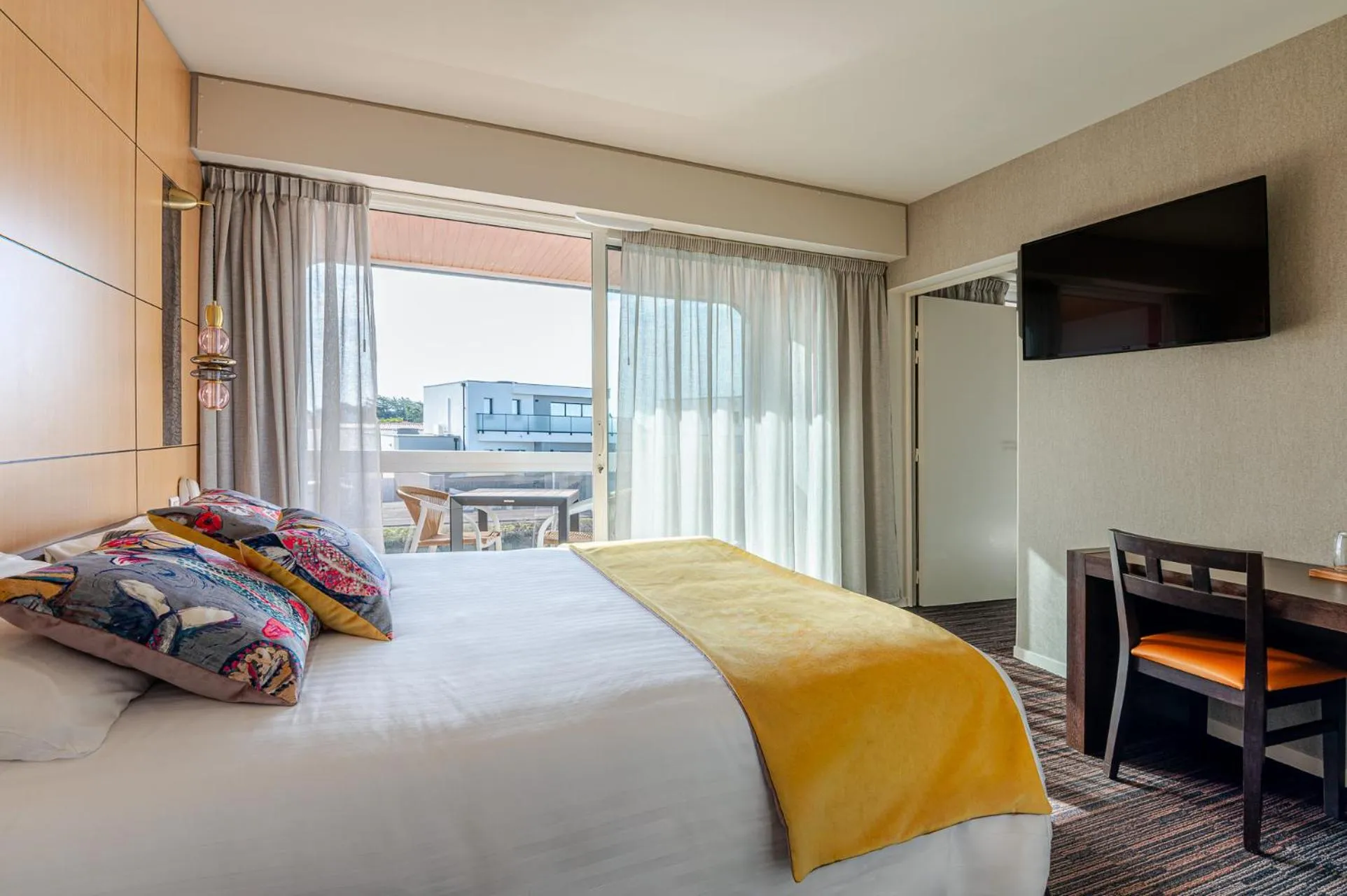 Bed in Logis Hôtellerie Les Brisants , Restaurant J M Perochon