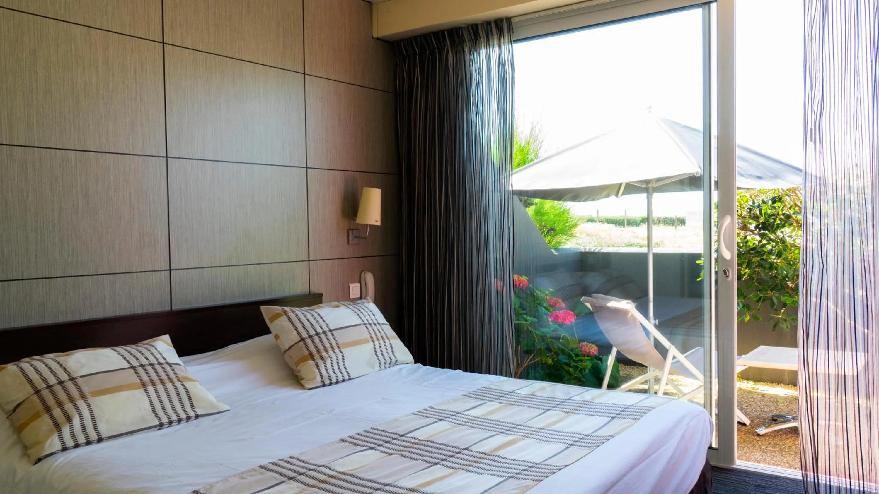 Garden, Bed in Logis Hôtellerie Les Brisants , Restaurant J M Perochon