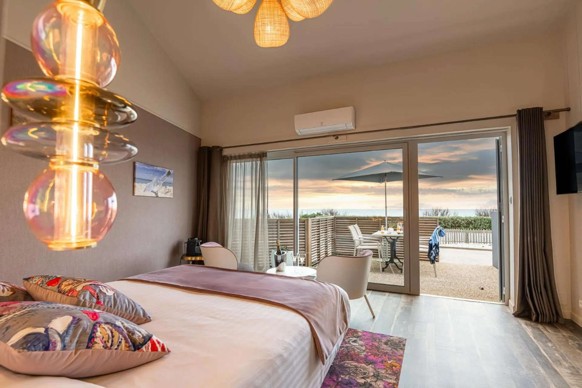 Bed in Logis Hôtellerie Les Brisants , Restaurant J M Perochon