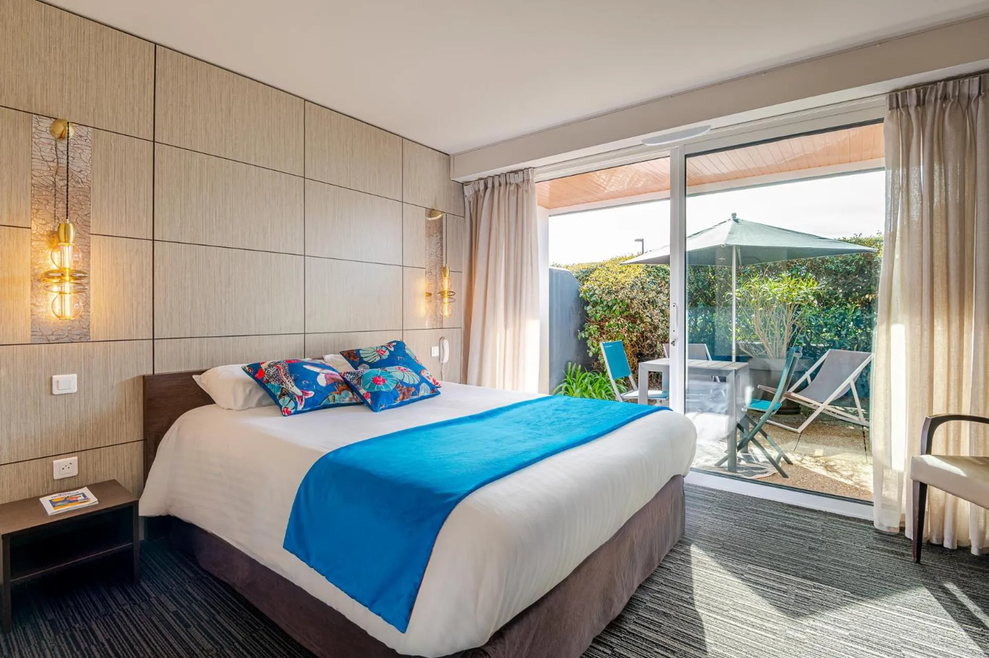 Bed in Logis Hôtellerie Les Brisants , Restaurant J M Perochon