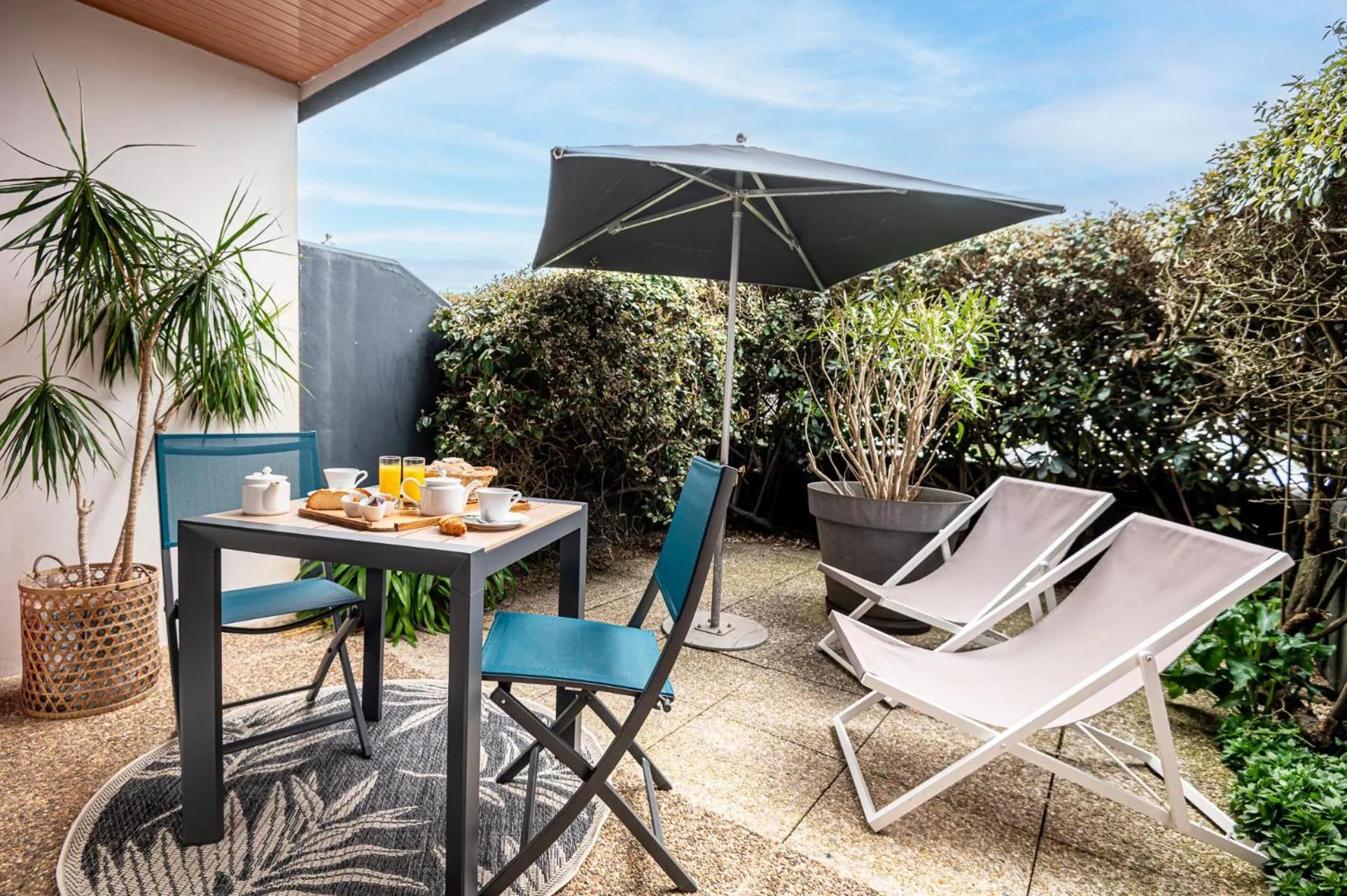 Patio in Logis Hôtellerie Les Brisants , Restaurant J M Perochon