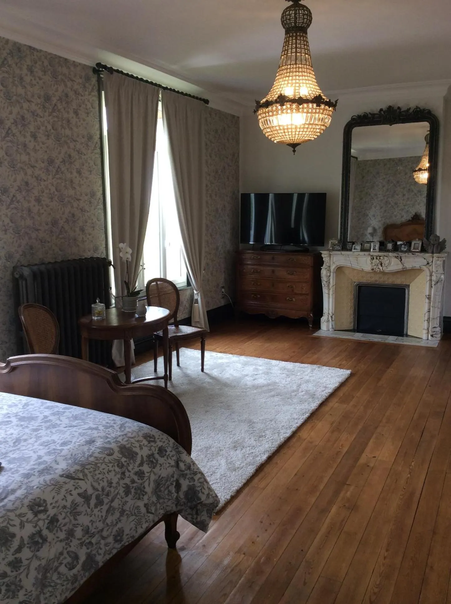 Photo of the whole room, Bed in L'hostellerie du chateau