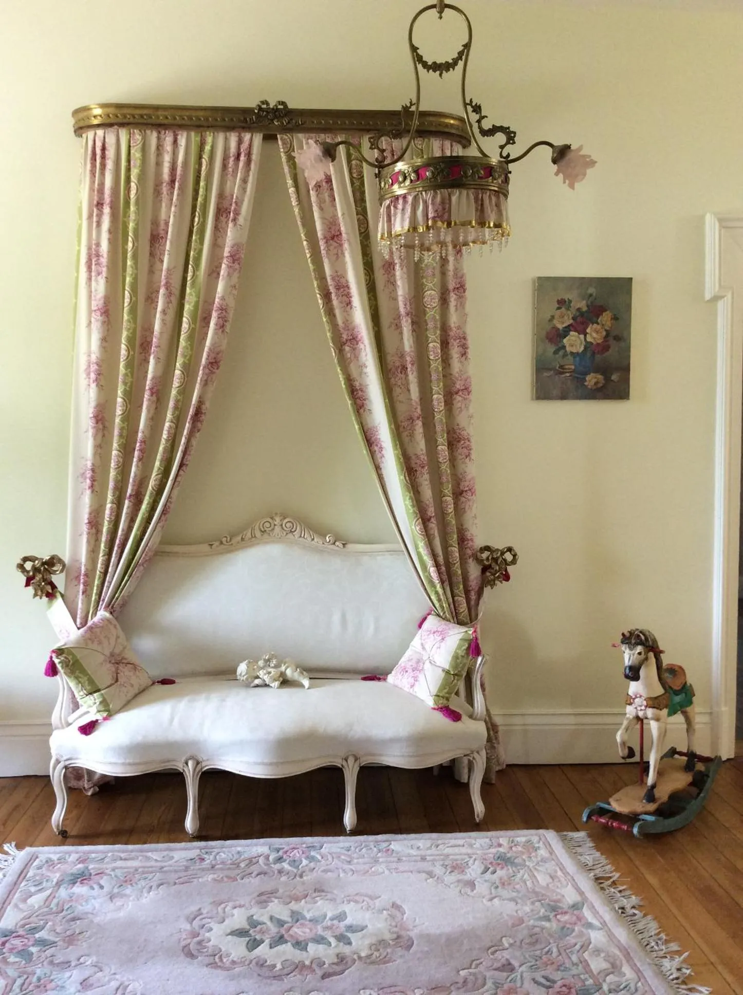Decorative detail, Bed in L'hostellerie du chateau