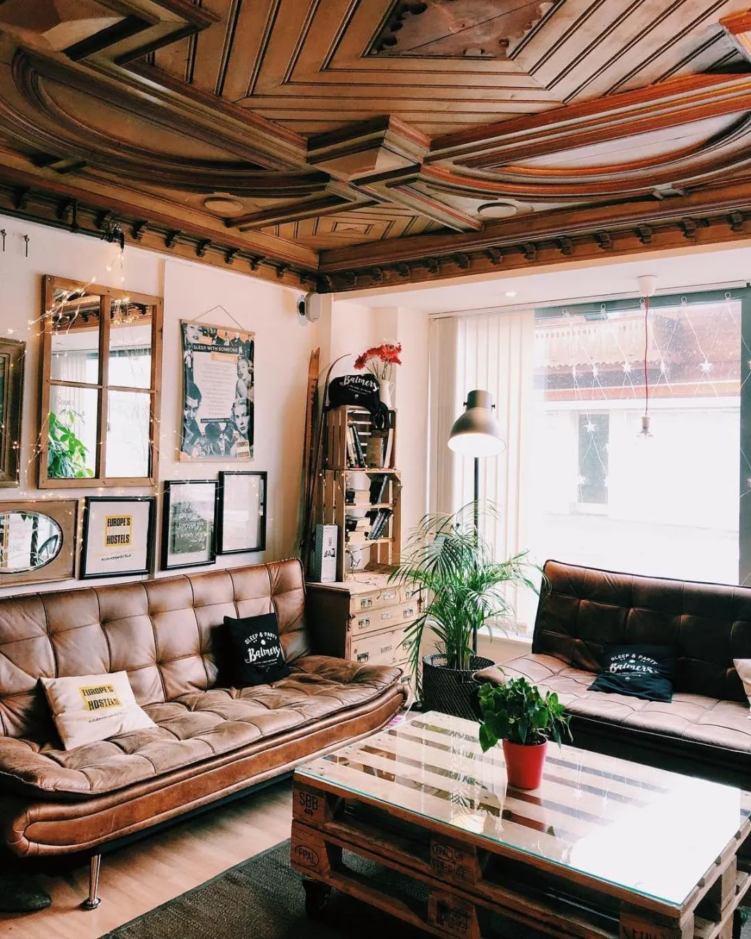 Communal lounge/ TV room in Balmers Hostel