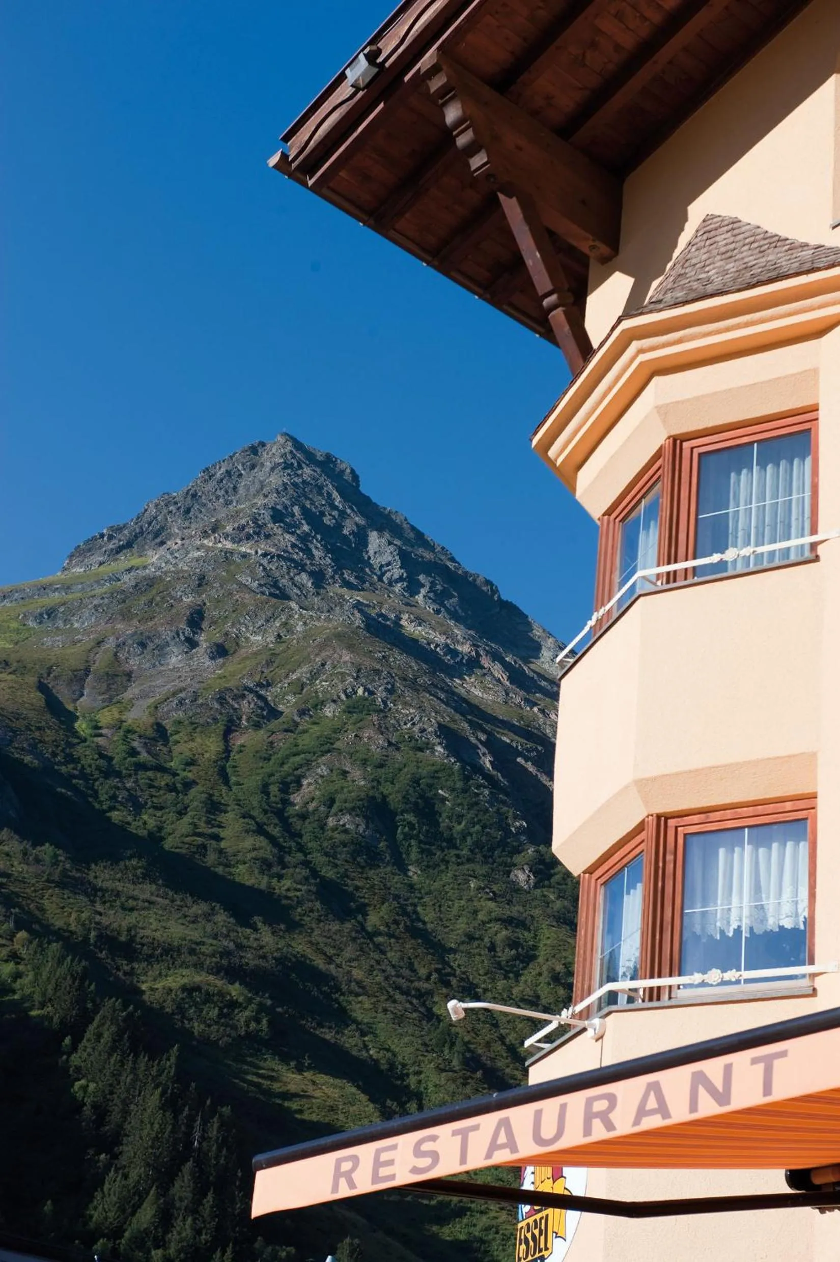 Facade/entrance in Alpenresidenz Ballunspitze - Kinderhotel