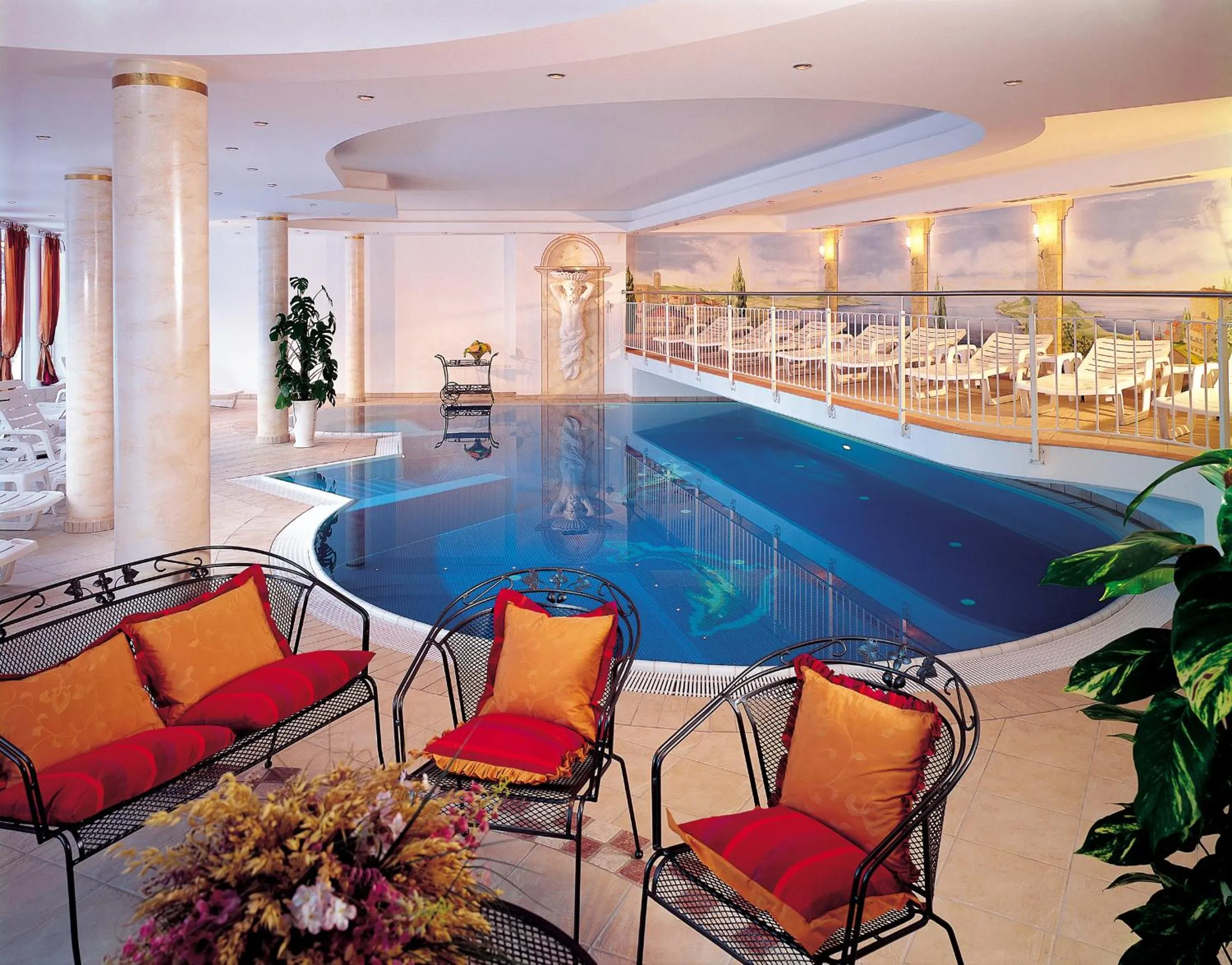 Swimming pool in Alpenresidenz Ballunspitze - Kinderhotel