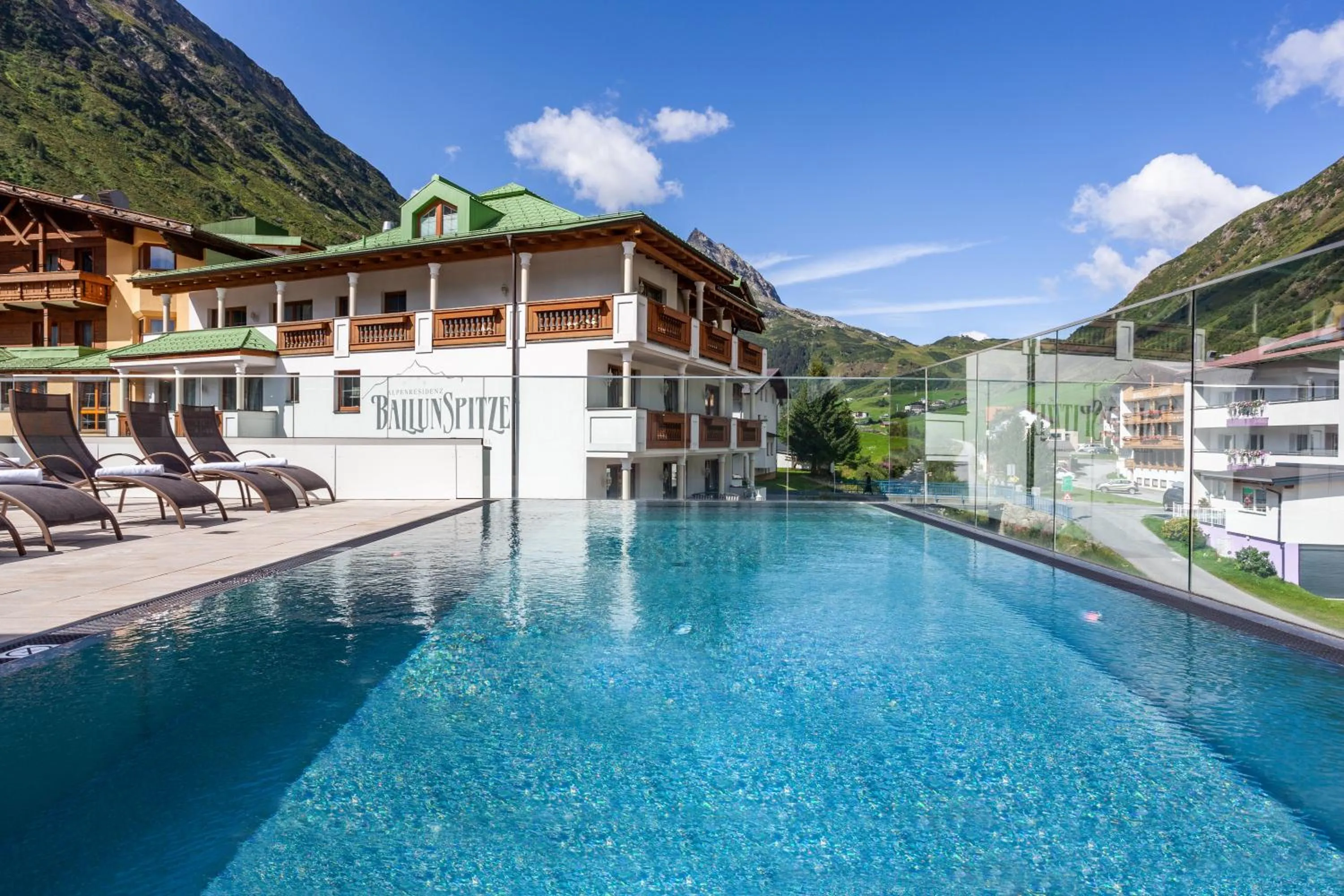 Swimming pool in Alpenresidenz Ballunspitze - Kinderhotel