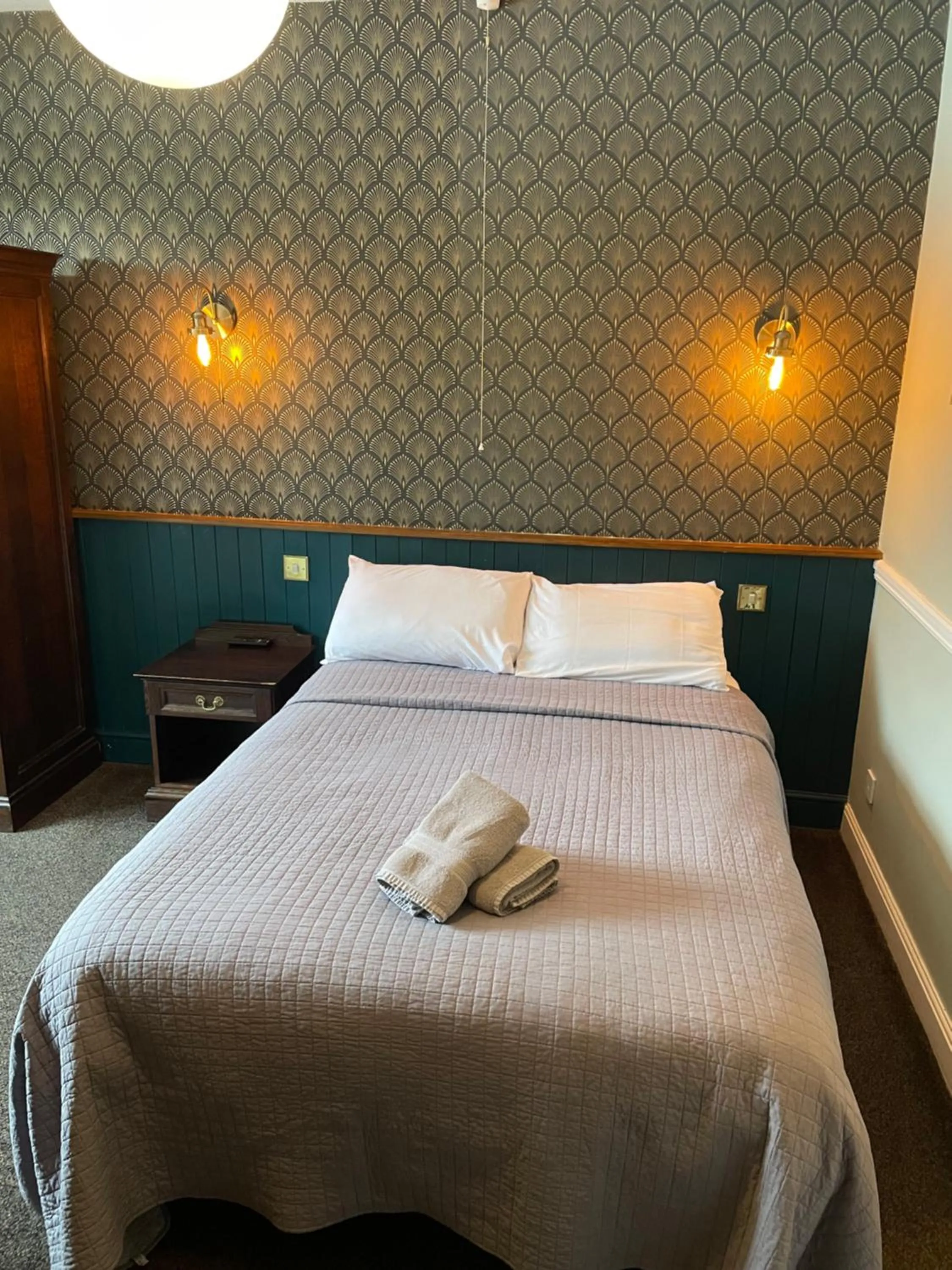 Bedroom, Bed in The Olde Swan Hotel