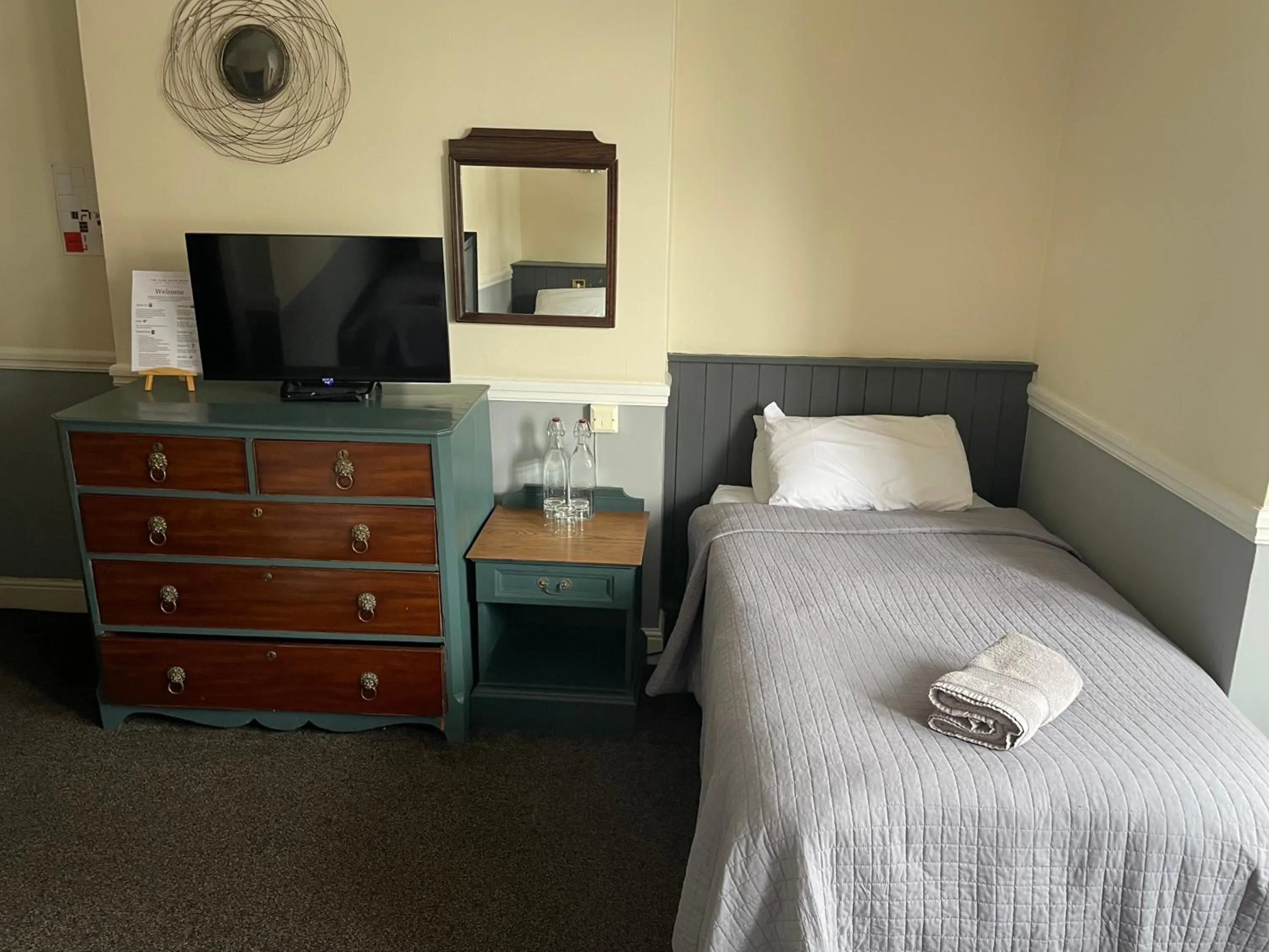 TV and multimedia, Bed in The Olde Swan Hotel