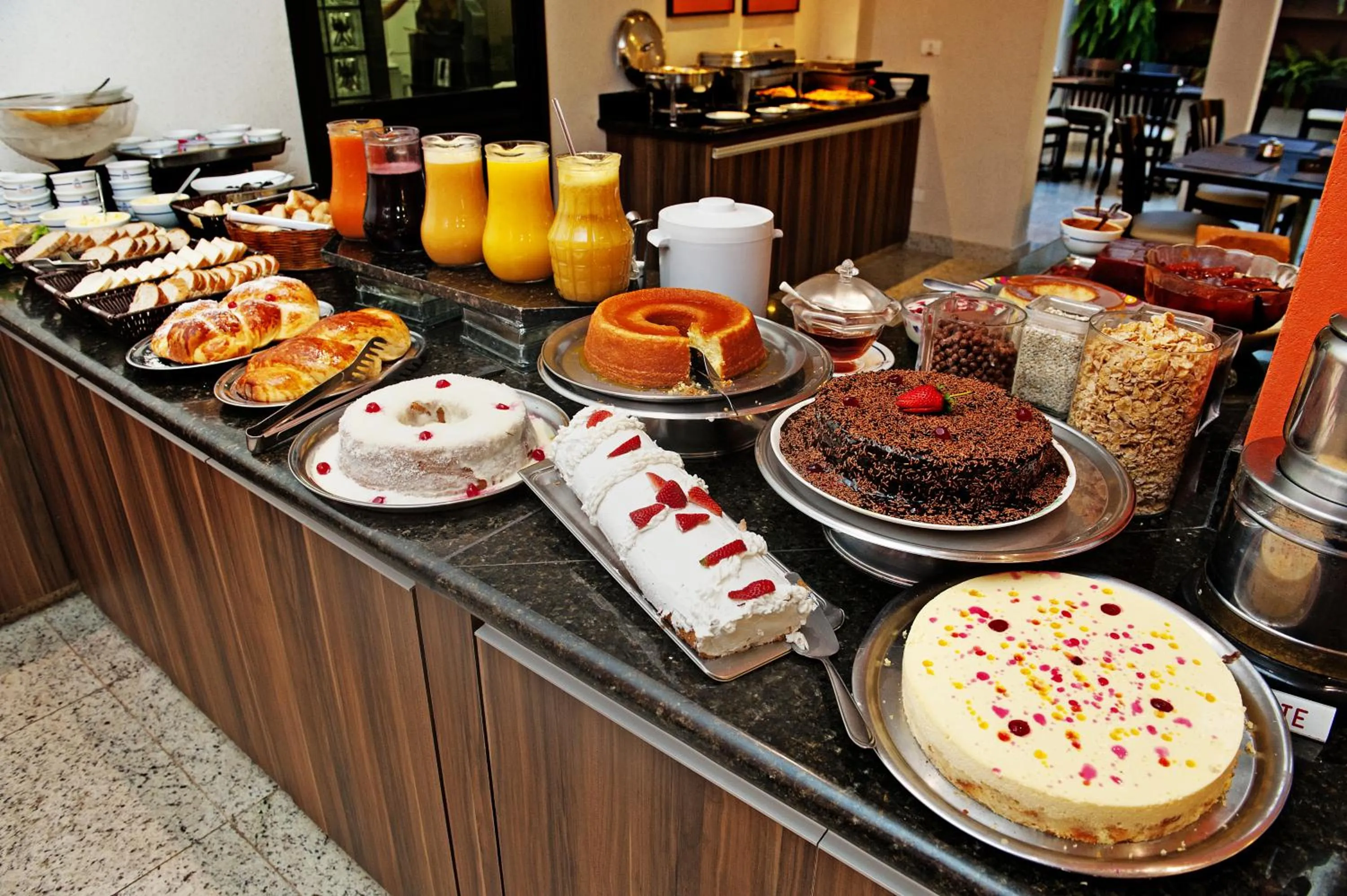 Restaurant/places to eat in Hotel Metropolitan