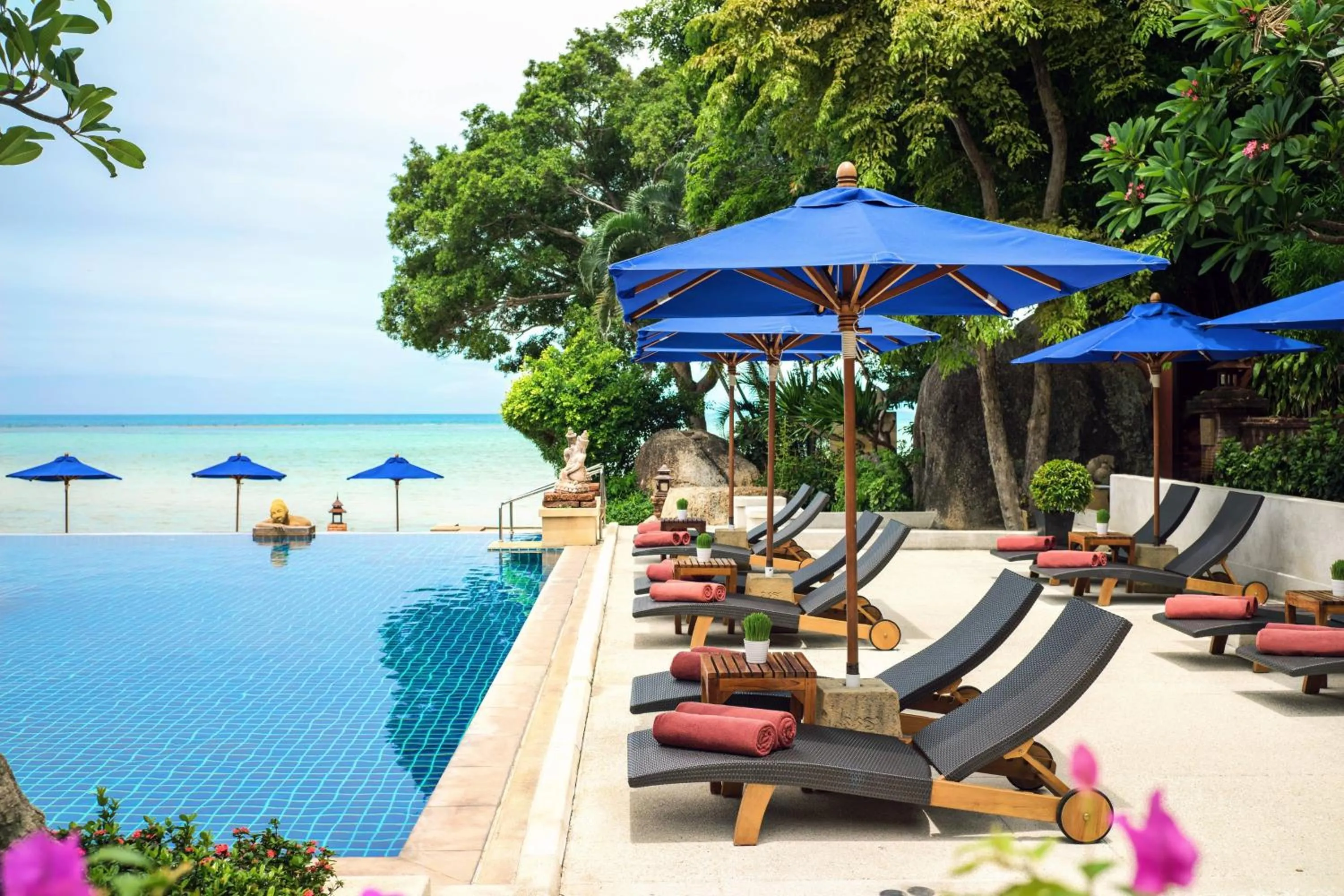 Swimming pool in Renaissance Koh Samui Resort & Spa