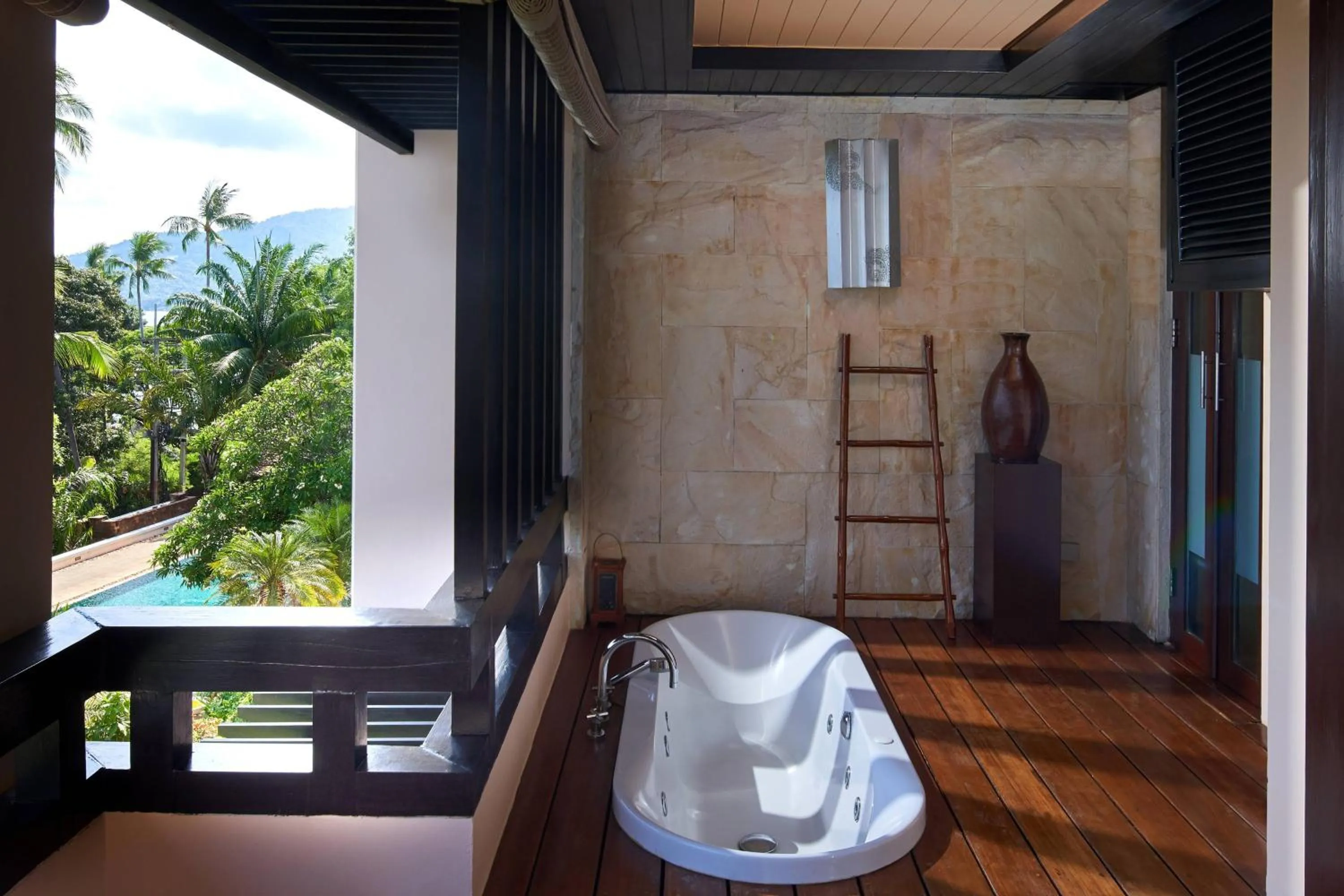 Swimming pool in Renaissance Koh Samui Resort & Spa