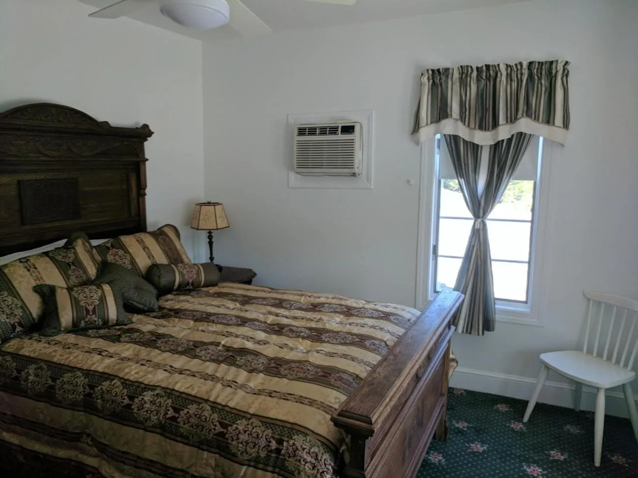 Bed in Inn at the Park