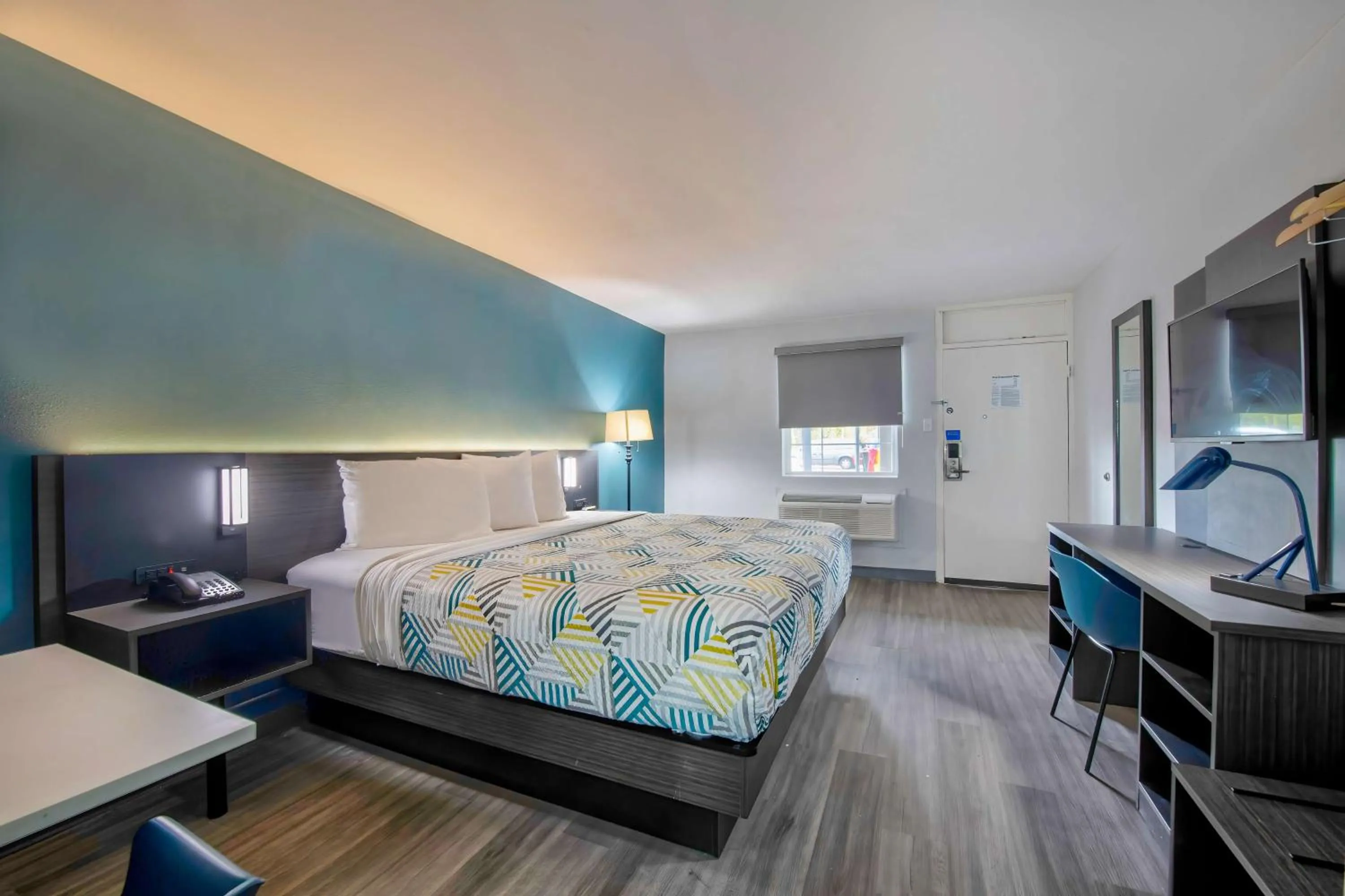 Photo of the whole room, Bed in Studio 6 Jackson MS I 55