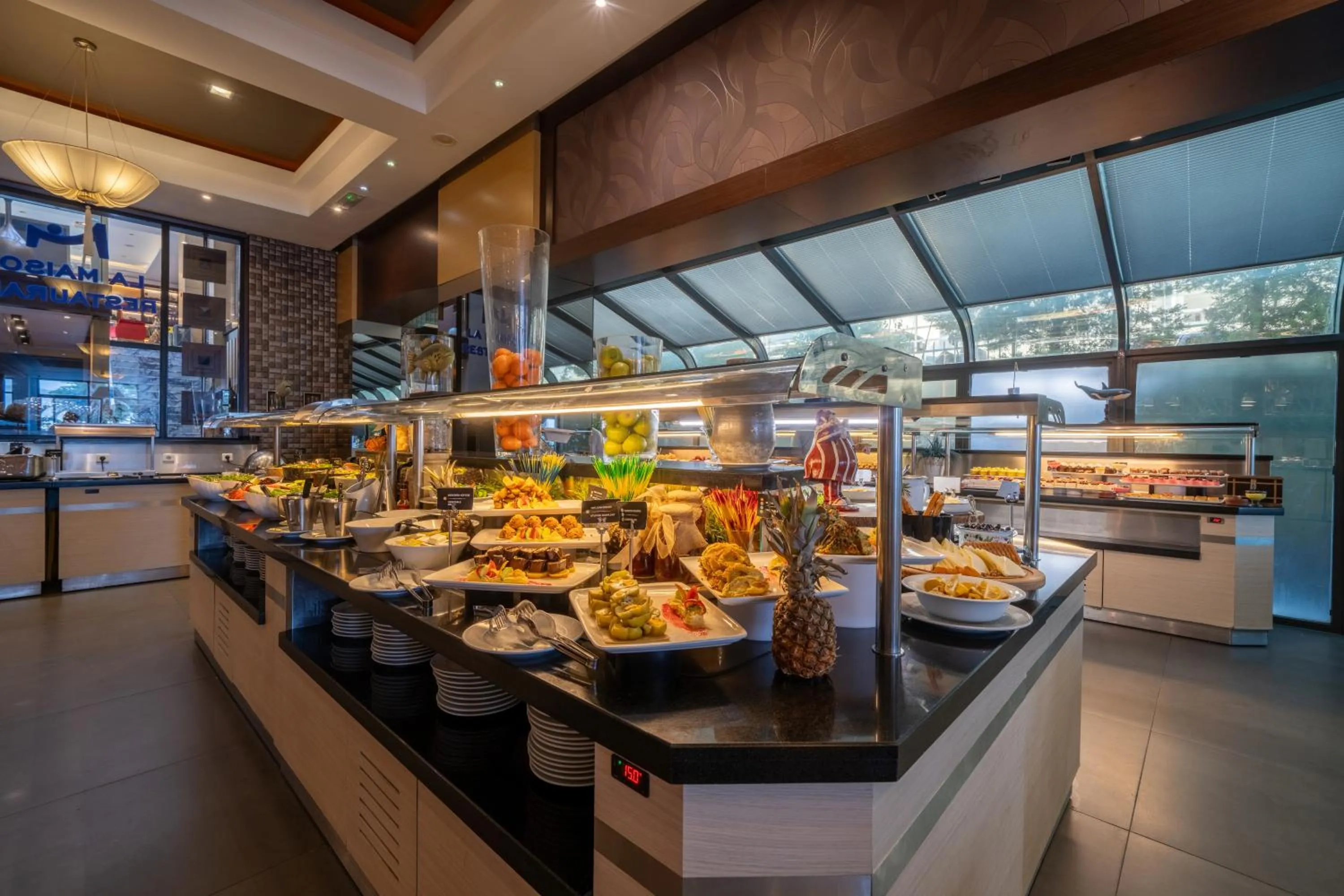 Restaurant/places to eat in Cettia Beach Resort