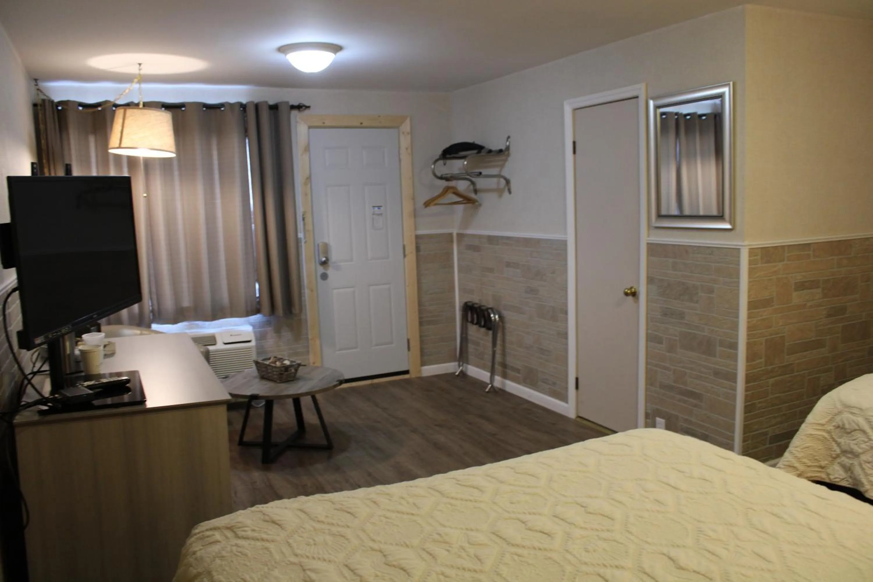 Bed in Lockview Motel