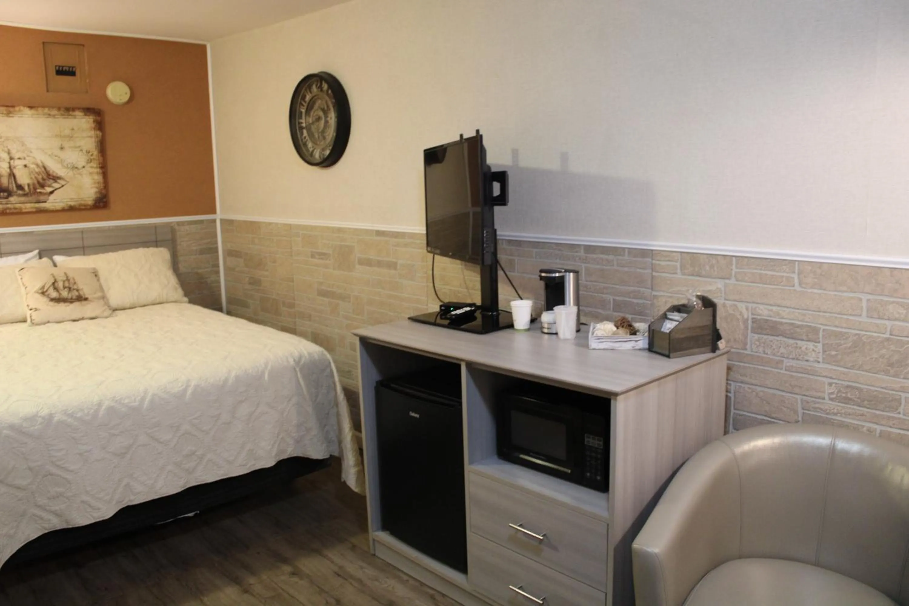 Bed in Lockview Motel