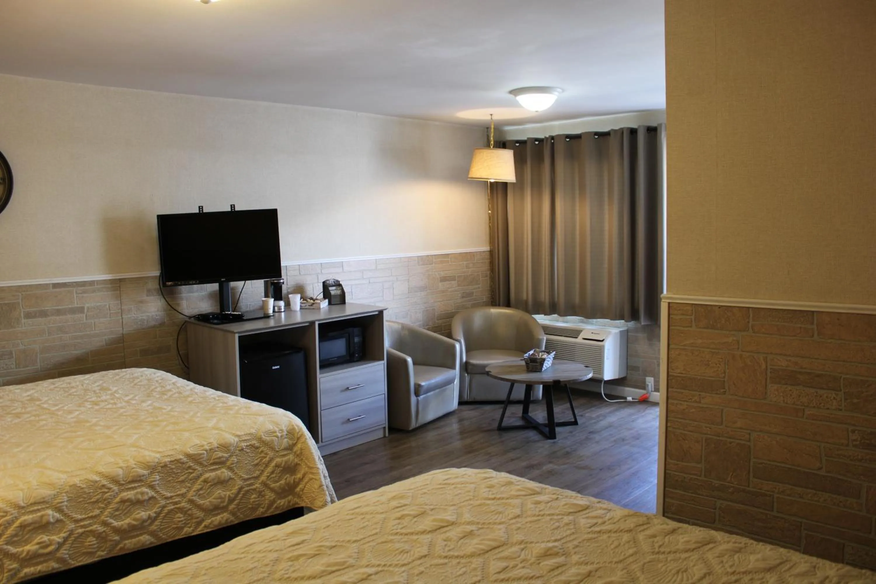 Bed in Lockview Motel