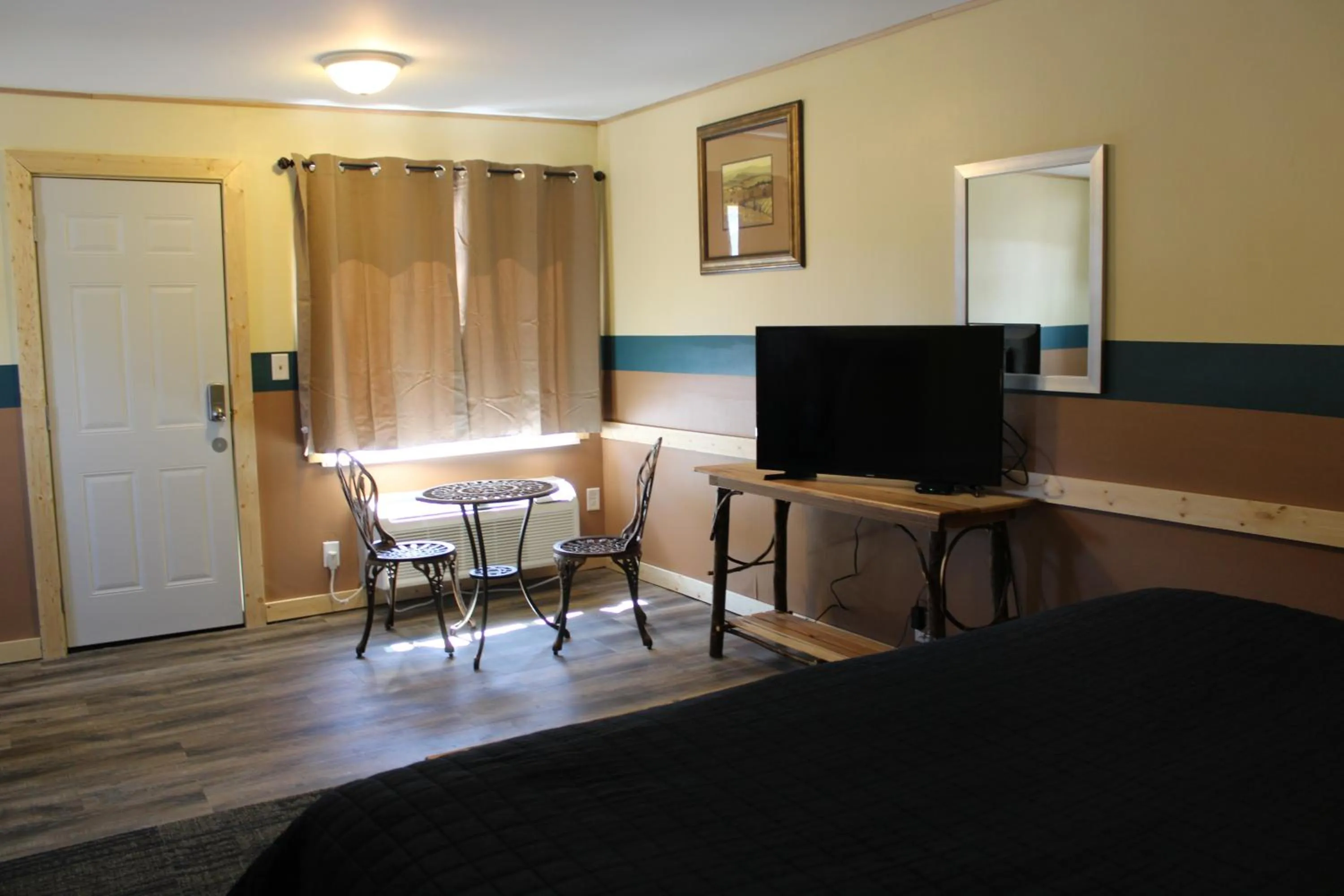 Bed in Lockview Motel