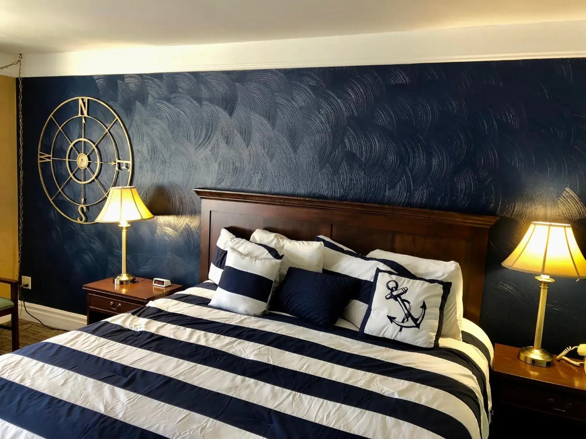 Deluxe King Suite - single occupancy in adoba® Lockview Deluxe King Suite - single occupancy in adoba® Lockview