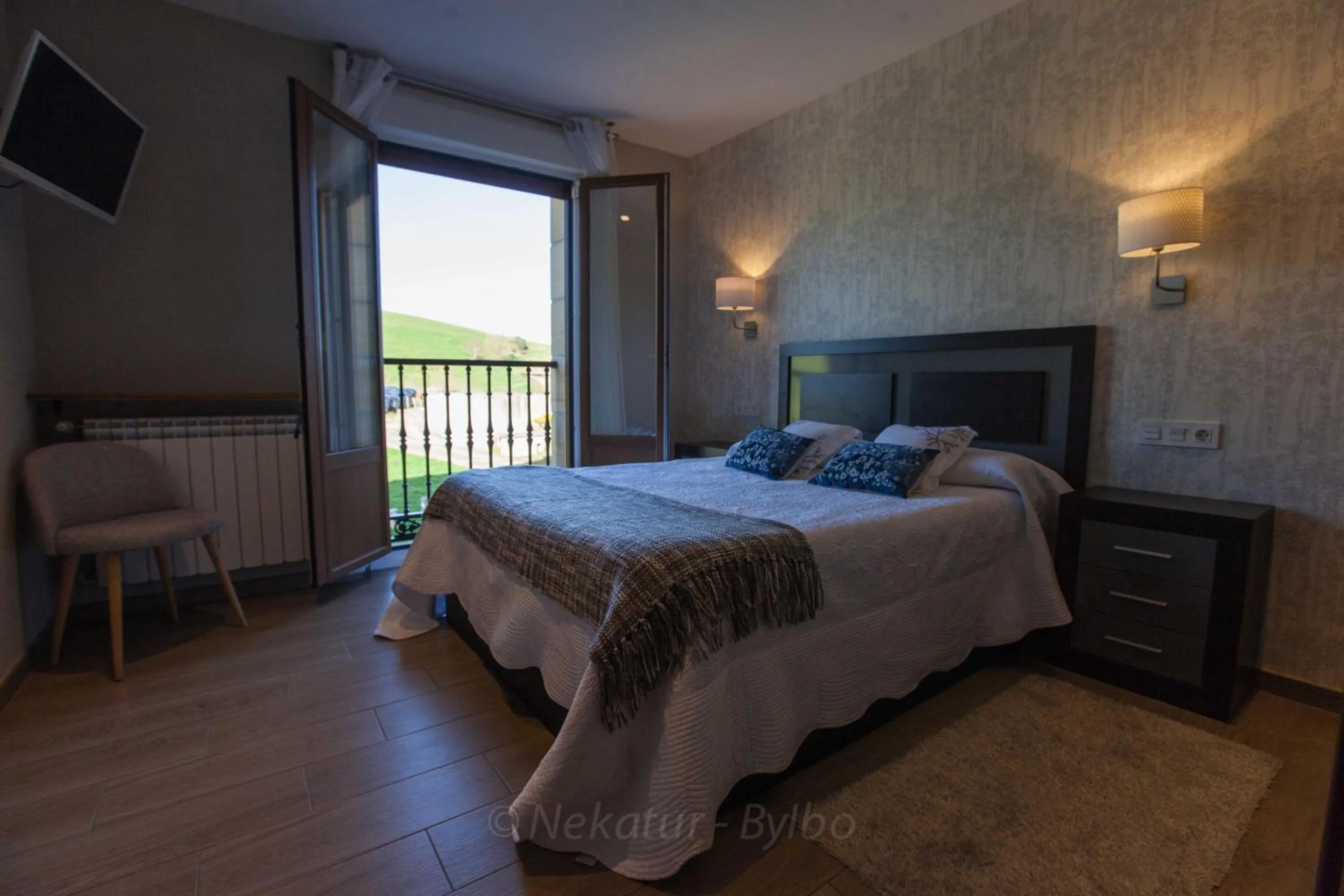 Photo of the whole room, Bed in Endaneta Berri
