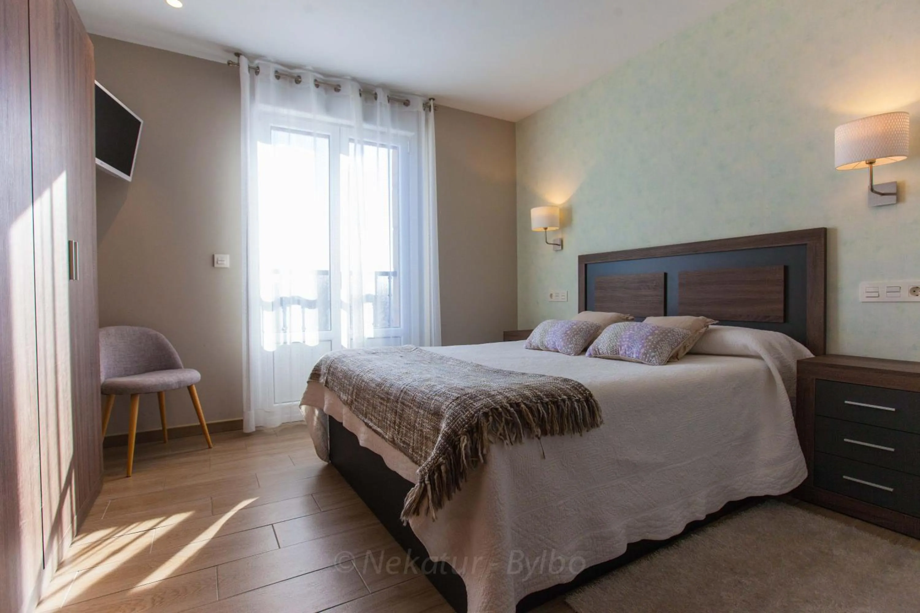 Photo of the whole room, Bed in Endaneta Berri