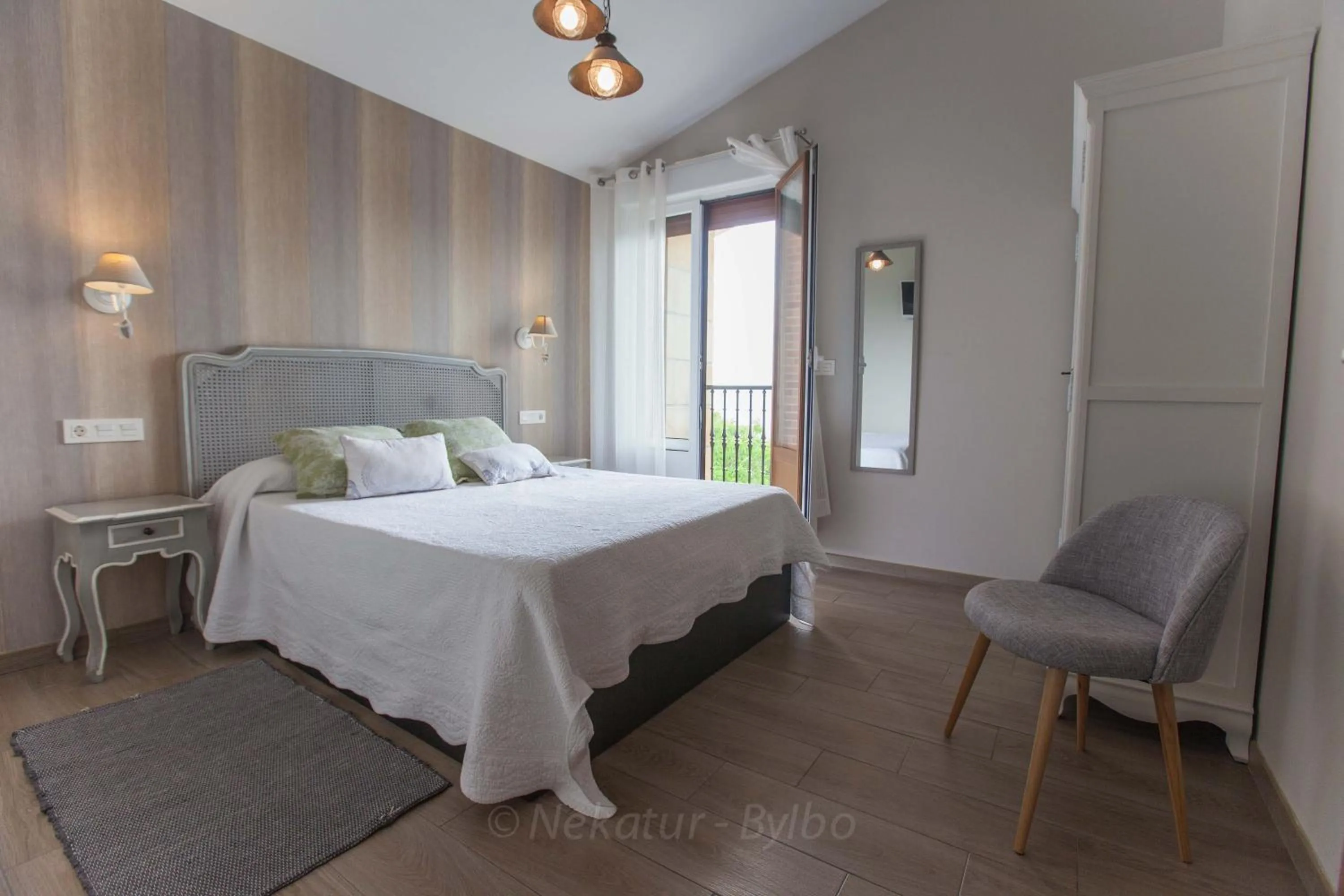 Photo of the whole room, Bed in Endaneta Berri