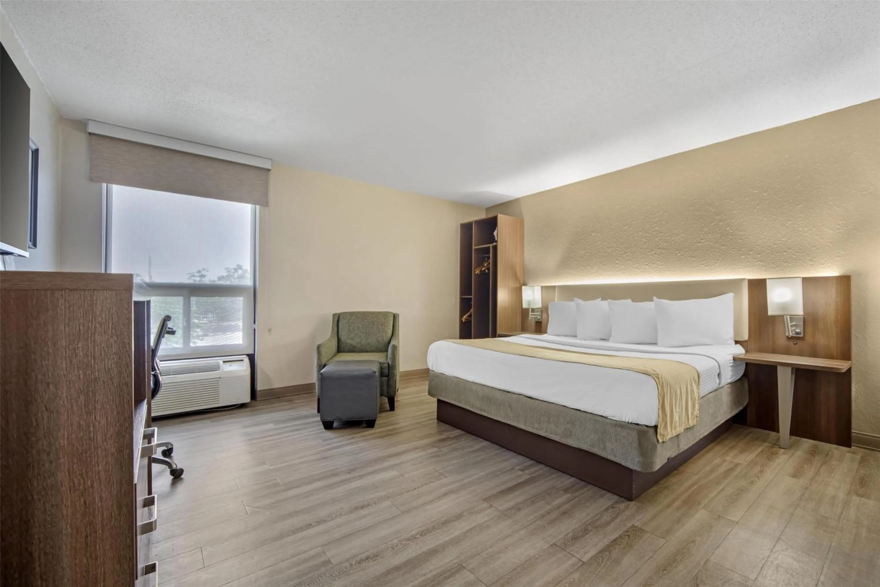 Bedroom, Bed in Best Western Galaxy Inn