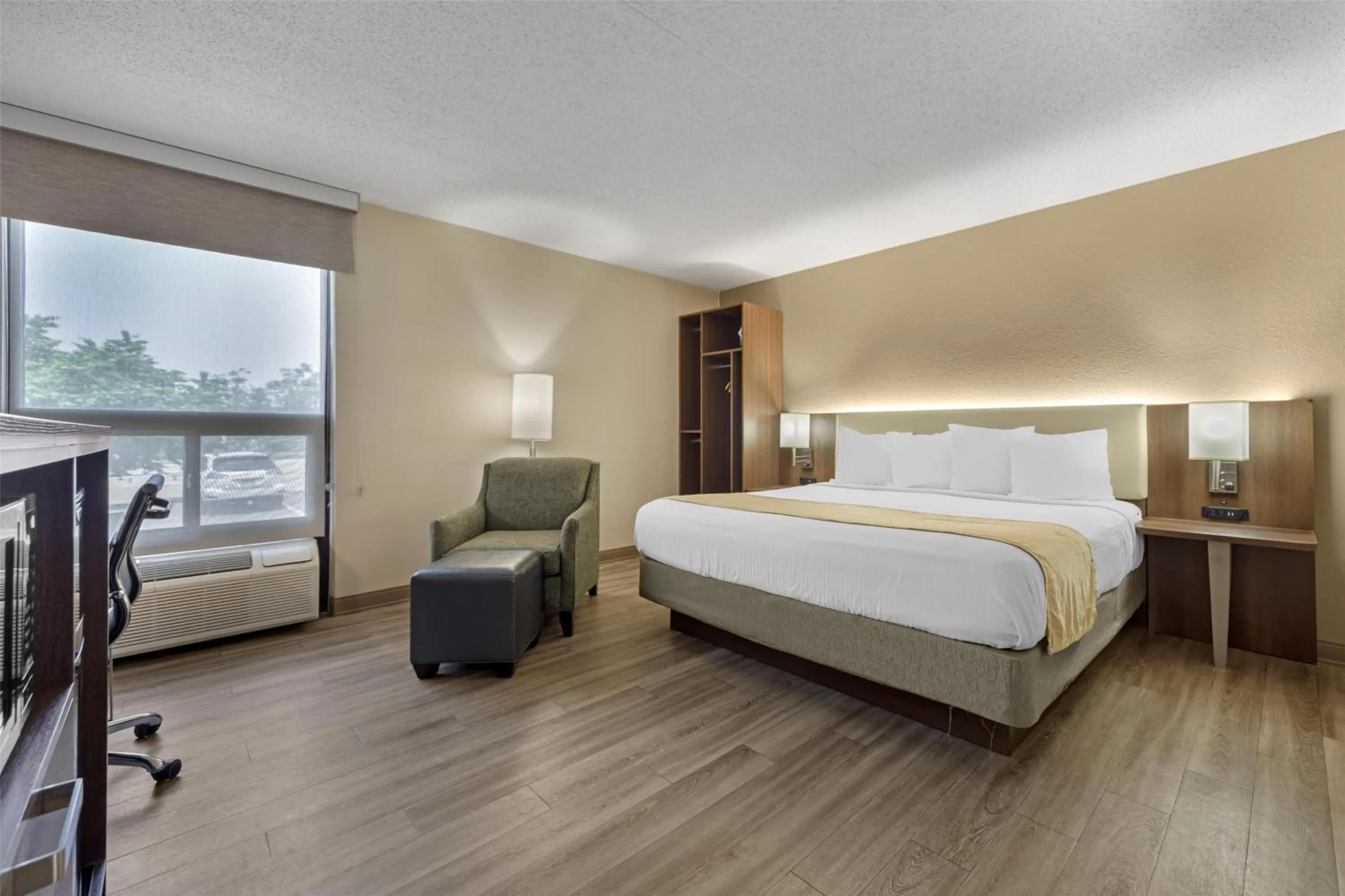 Bedroom, Bed in Best Western Galaxy Inn