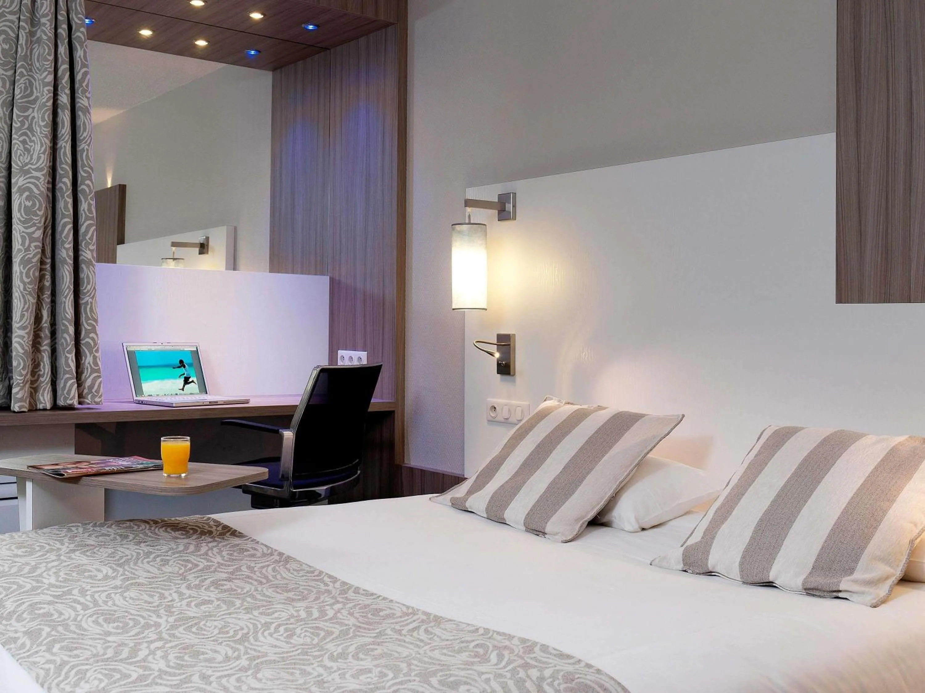 Bedroom, Bed in ibis Styles Melun