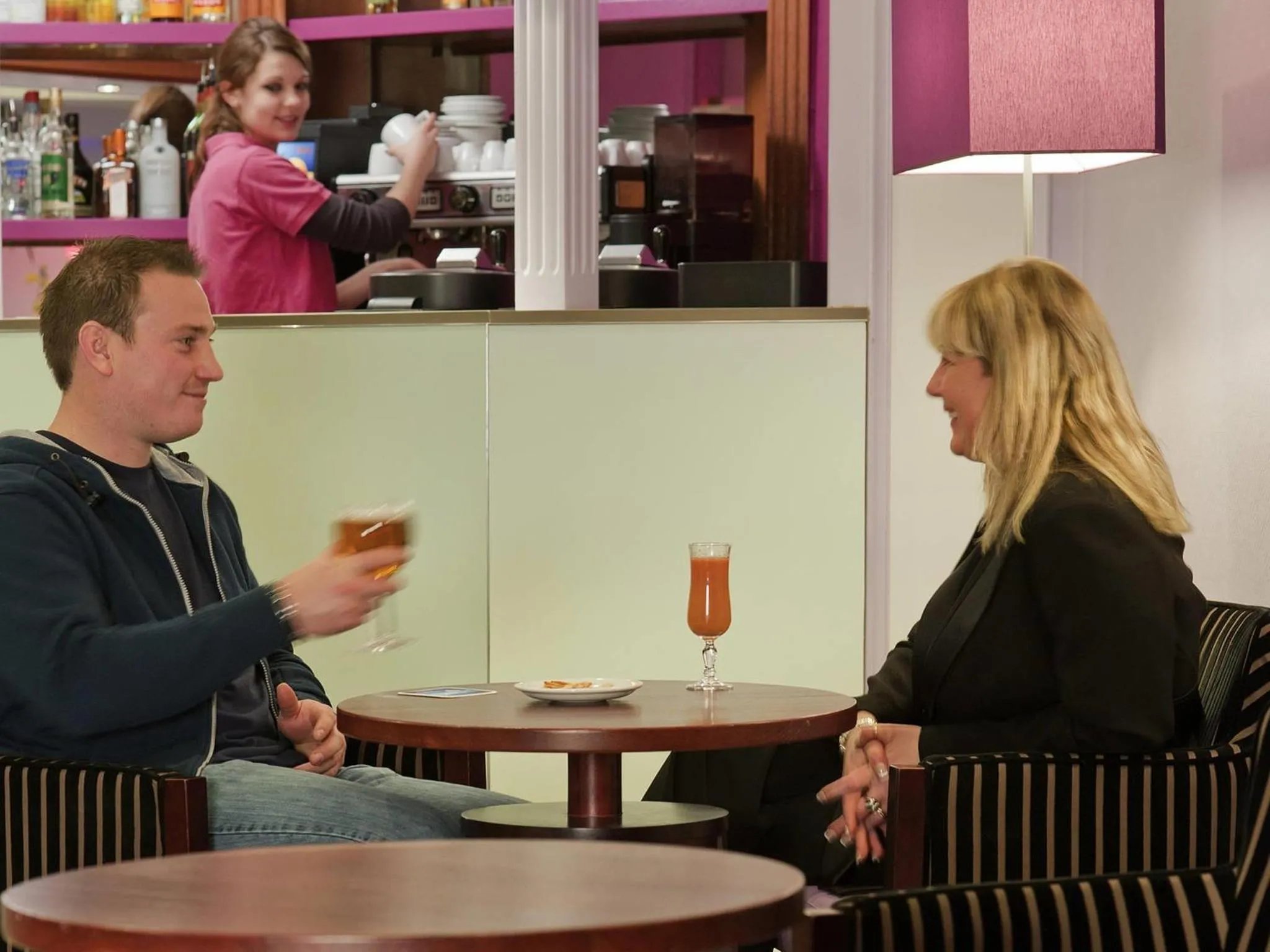 Lounge or bar in ibis Styles Melun