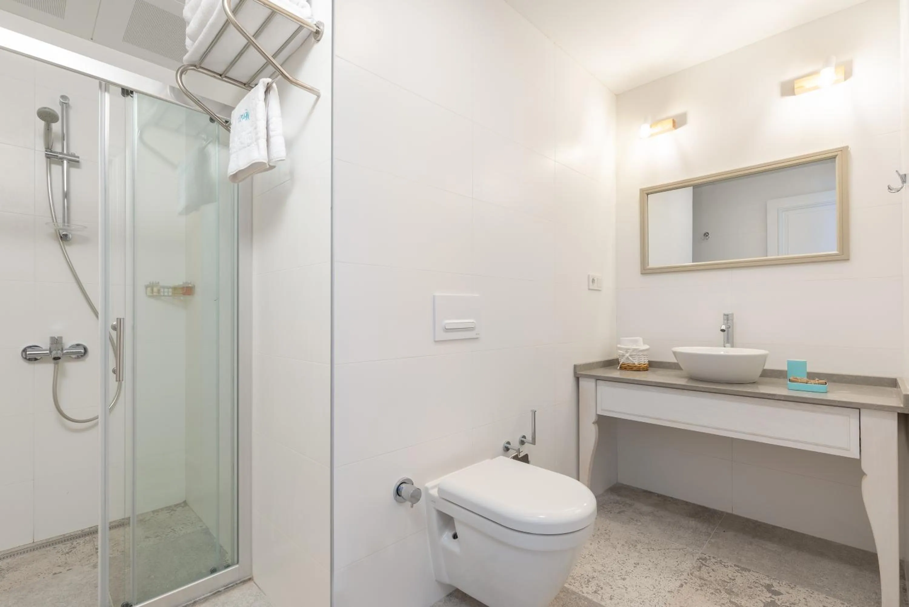 Shower in Monza House Otel