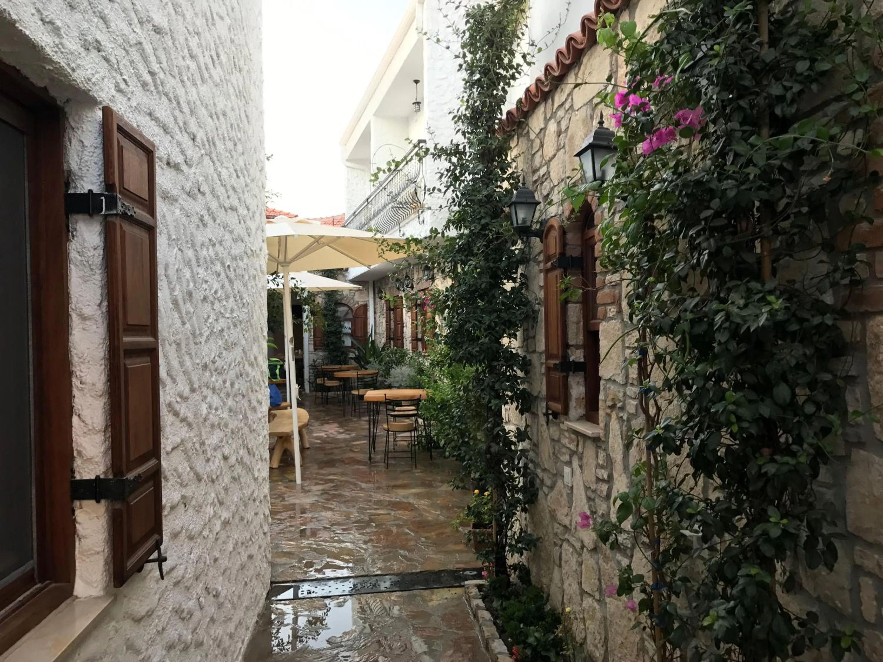 Facade/entrance in Monza House Otel