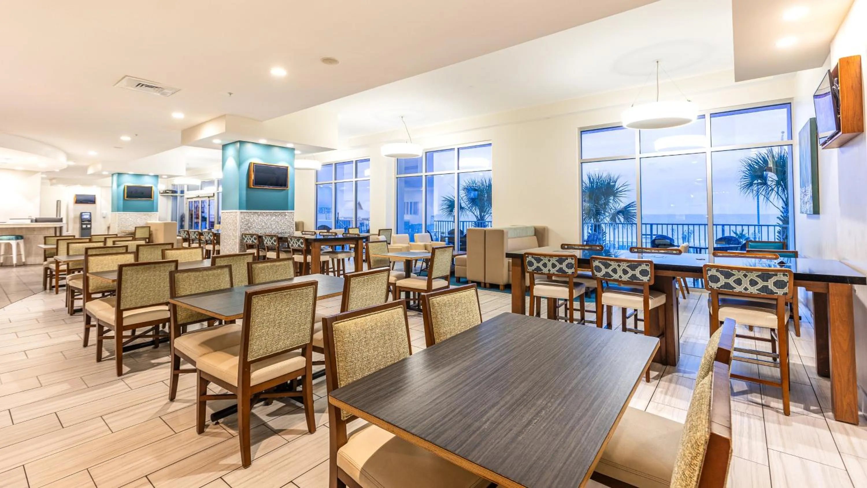 Breakfast in Holiday Inn Express & Suites Panama City Beach - Beachfront by IHG