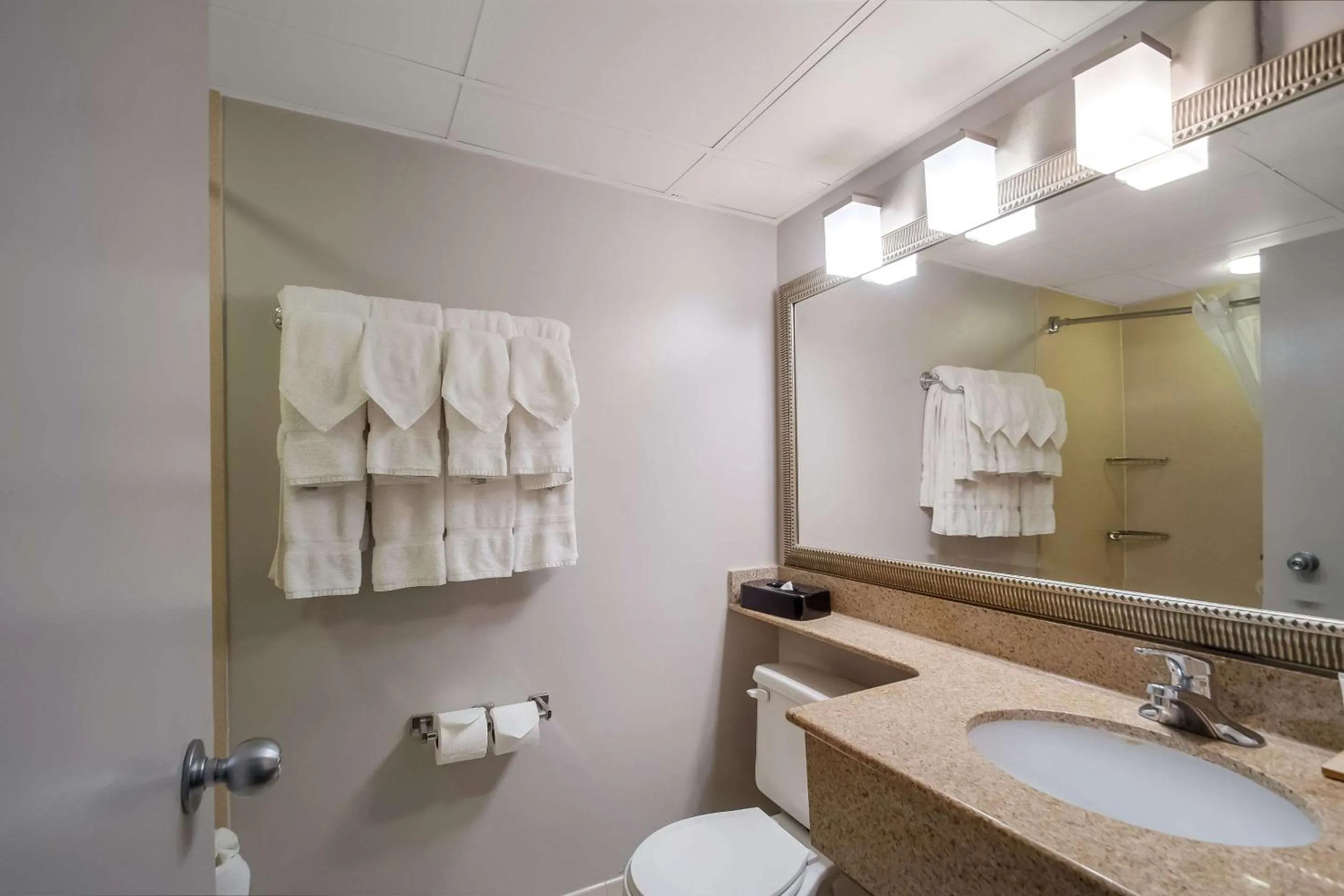 Bedroom in Country Inn & Suites by Radisson, Fredericksburg South I-95 , VA