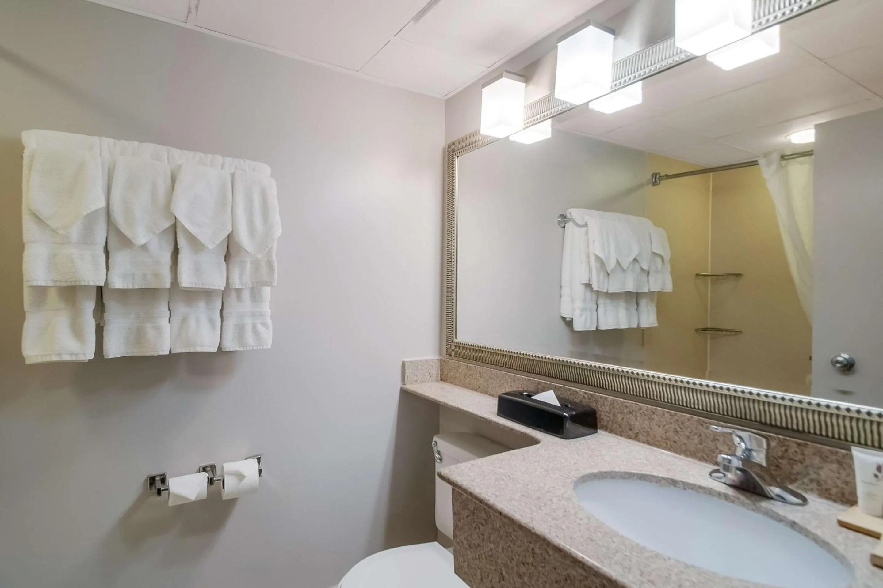 Bedroom in Country Inn & Suites by Radisson, Fredericksburg South I-95 , VA