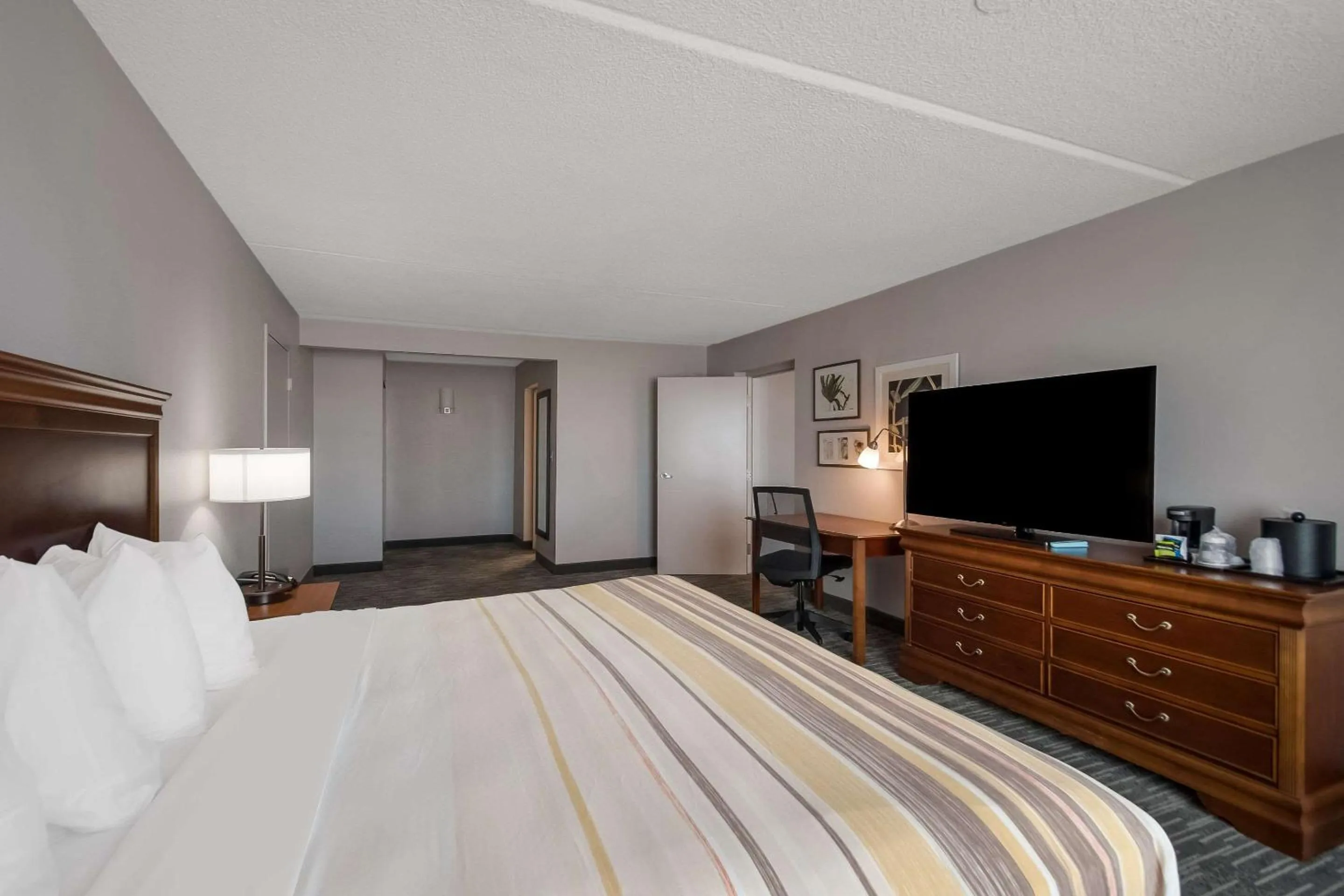 Bedroom, Bed in Country Inn & Suites by Radisson, Fredericksburg South I-95 , VA